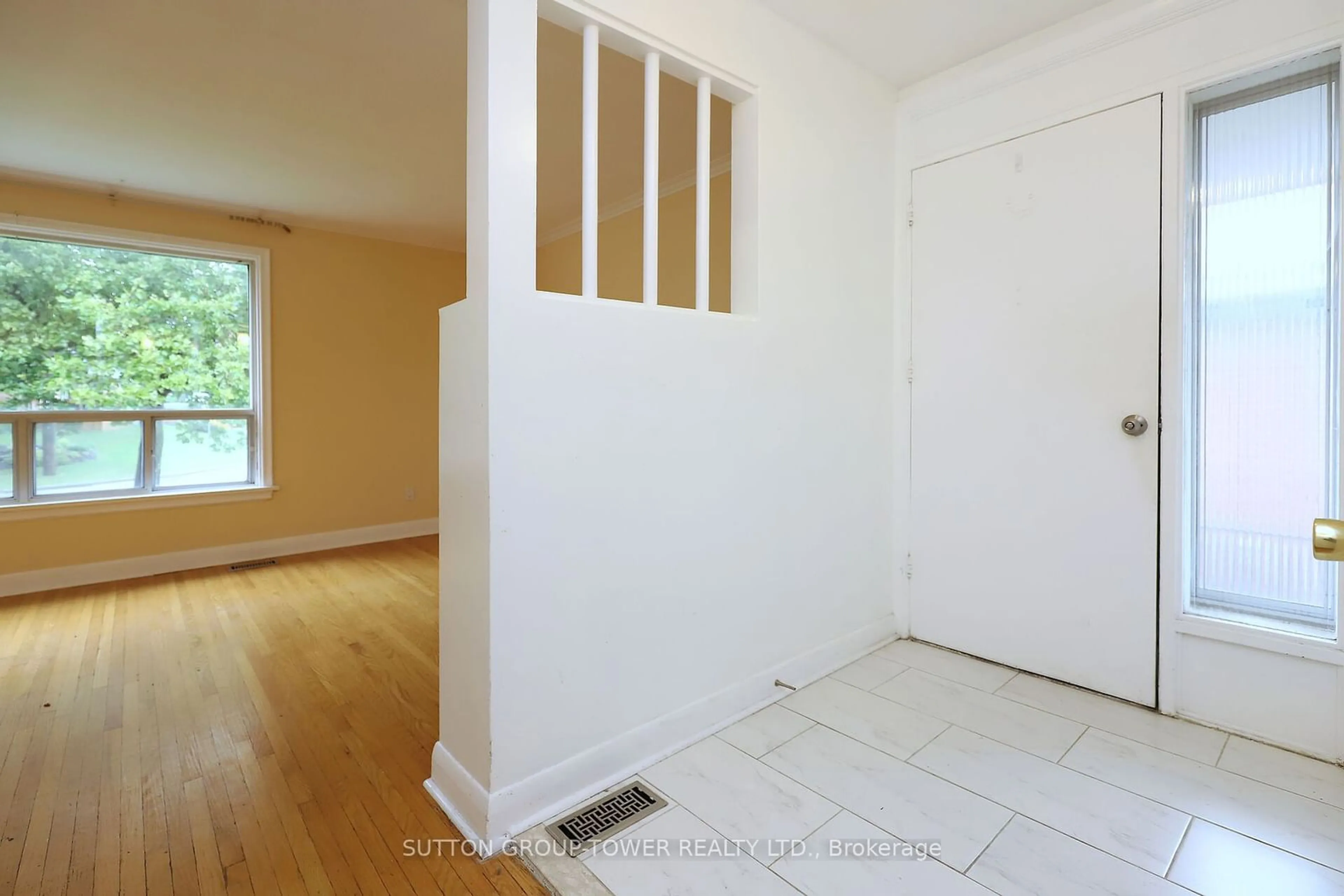 Indoor entryway, wood floors for 53 Lynnford Dr, Toronto Ontario M9B 1H8