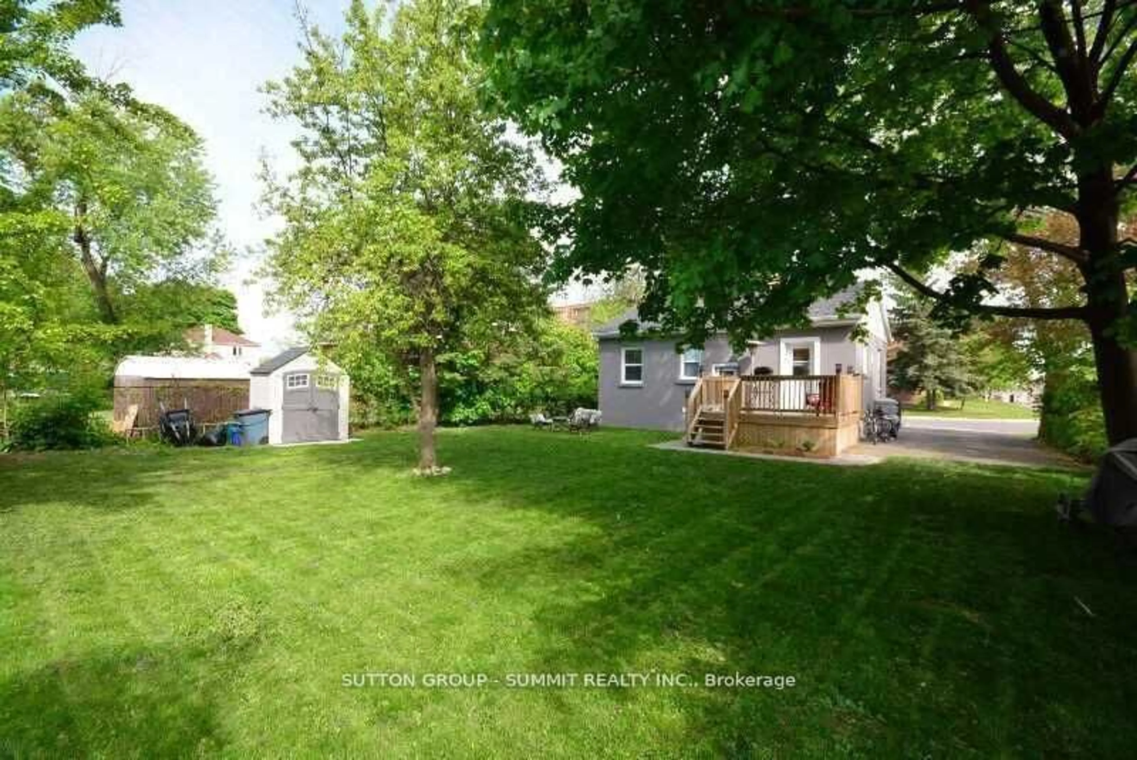 Frontside or backside of a home, the fenced backyard for 16 Ontario St, Mississauga Ontario L5M 1S8