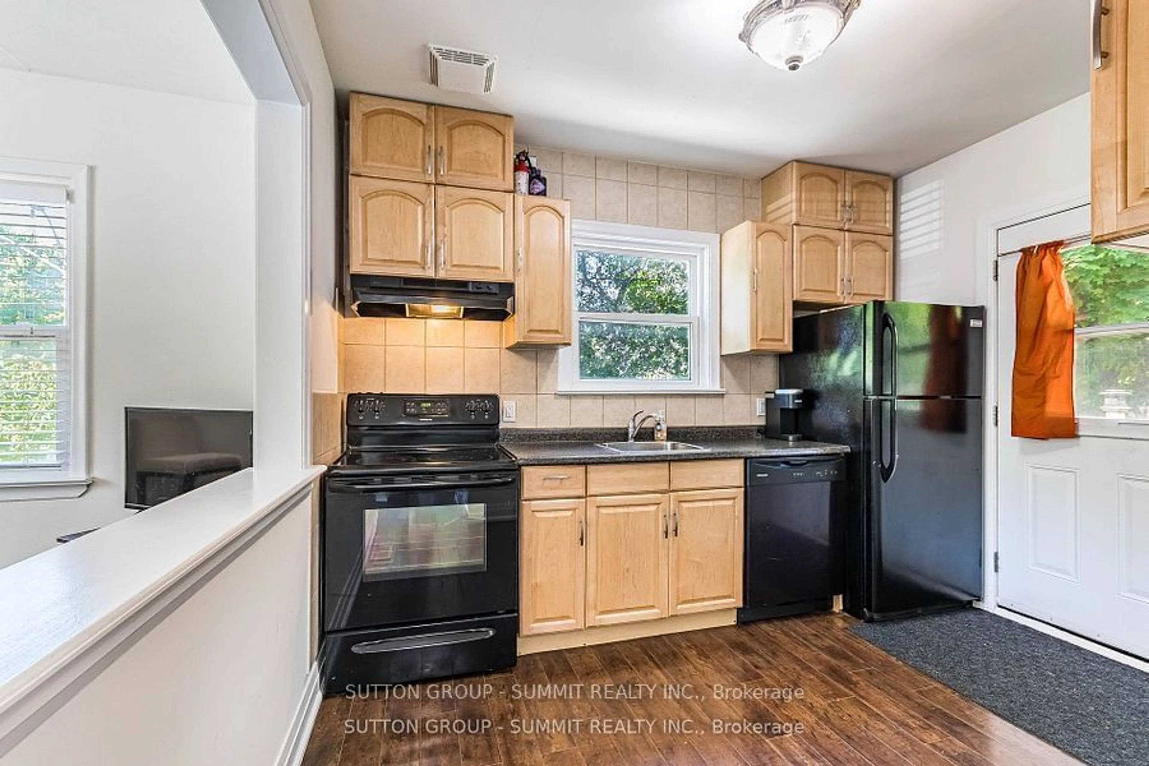 Standard kitchen, wood floors, cottage for 16 Ontario St, Mississauga Ontario L5M 1S8