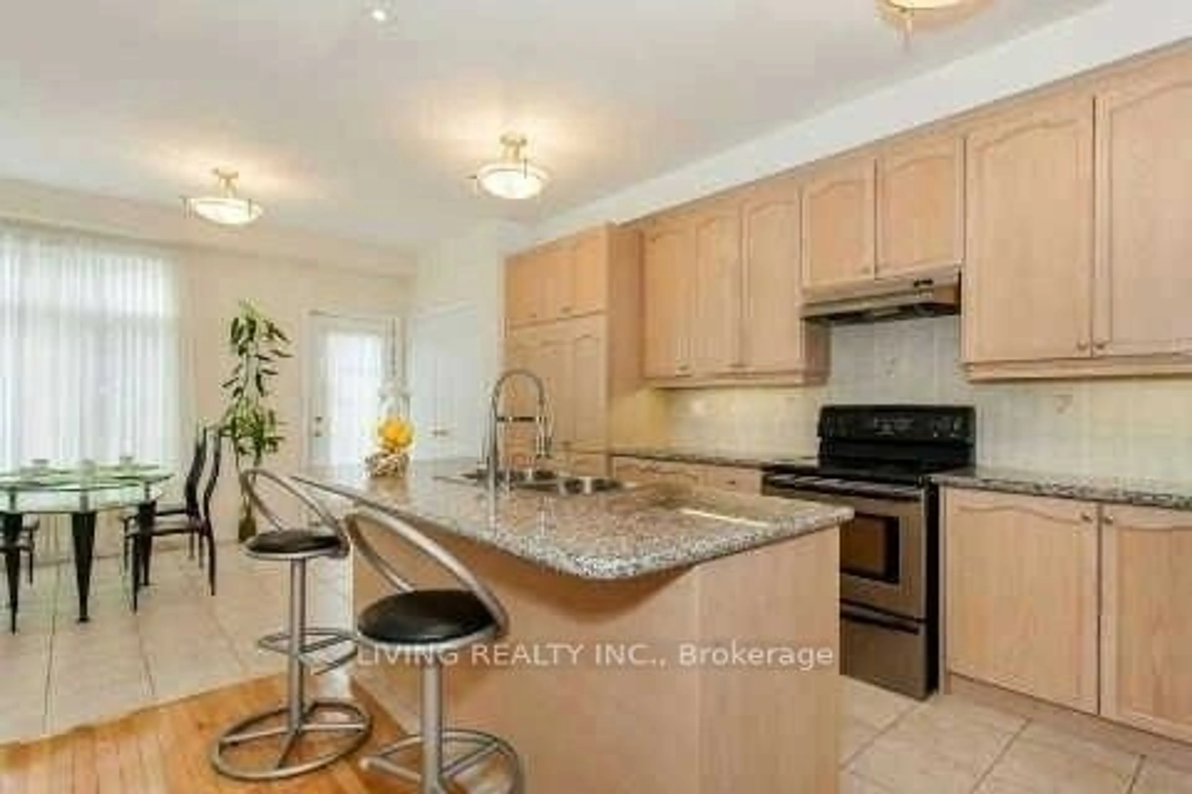 Open concept kitchen for 100 Thomas St, Mississauga Ontario L5M 1Y8