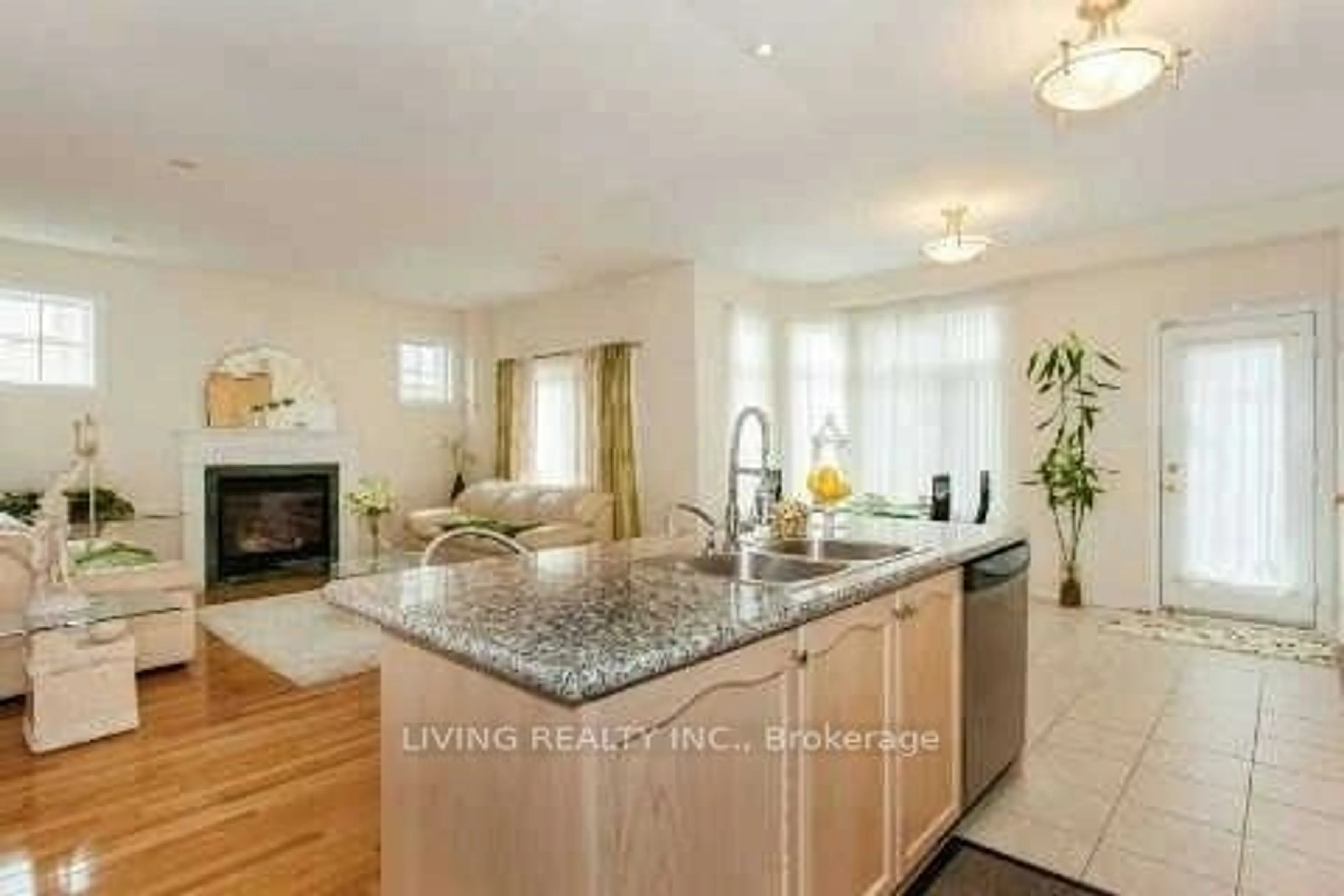 Open concept kitchen for 100 Thomas St, Mississauga Ontario L5M 1Y8