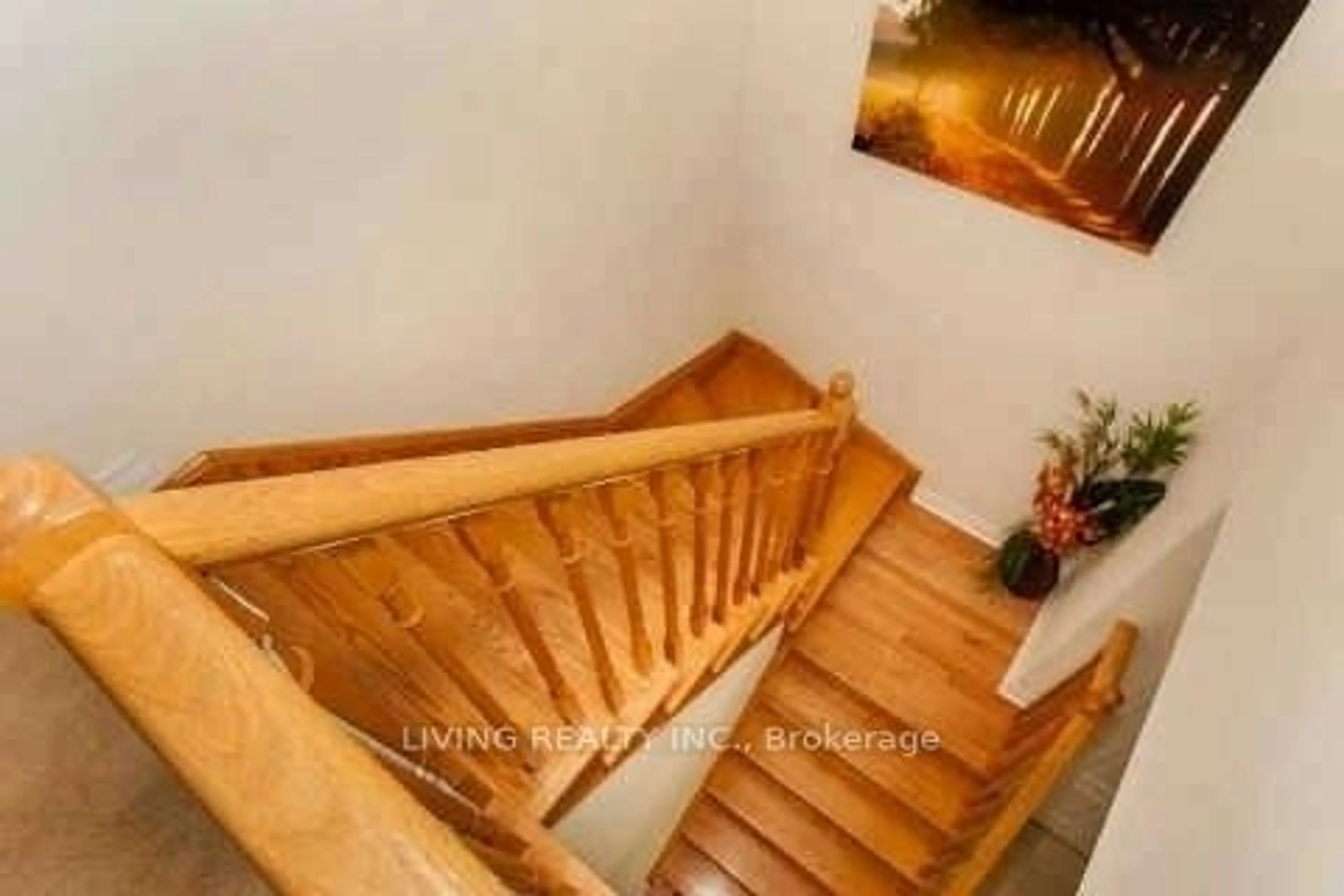 Stairs for 100 Thomas St, Mississauga Ontario L5M 1Y8