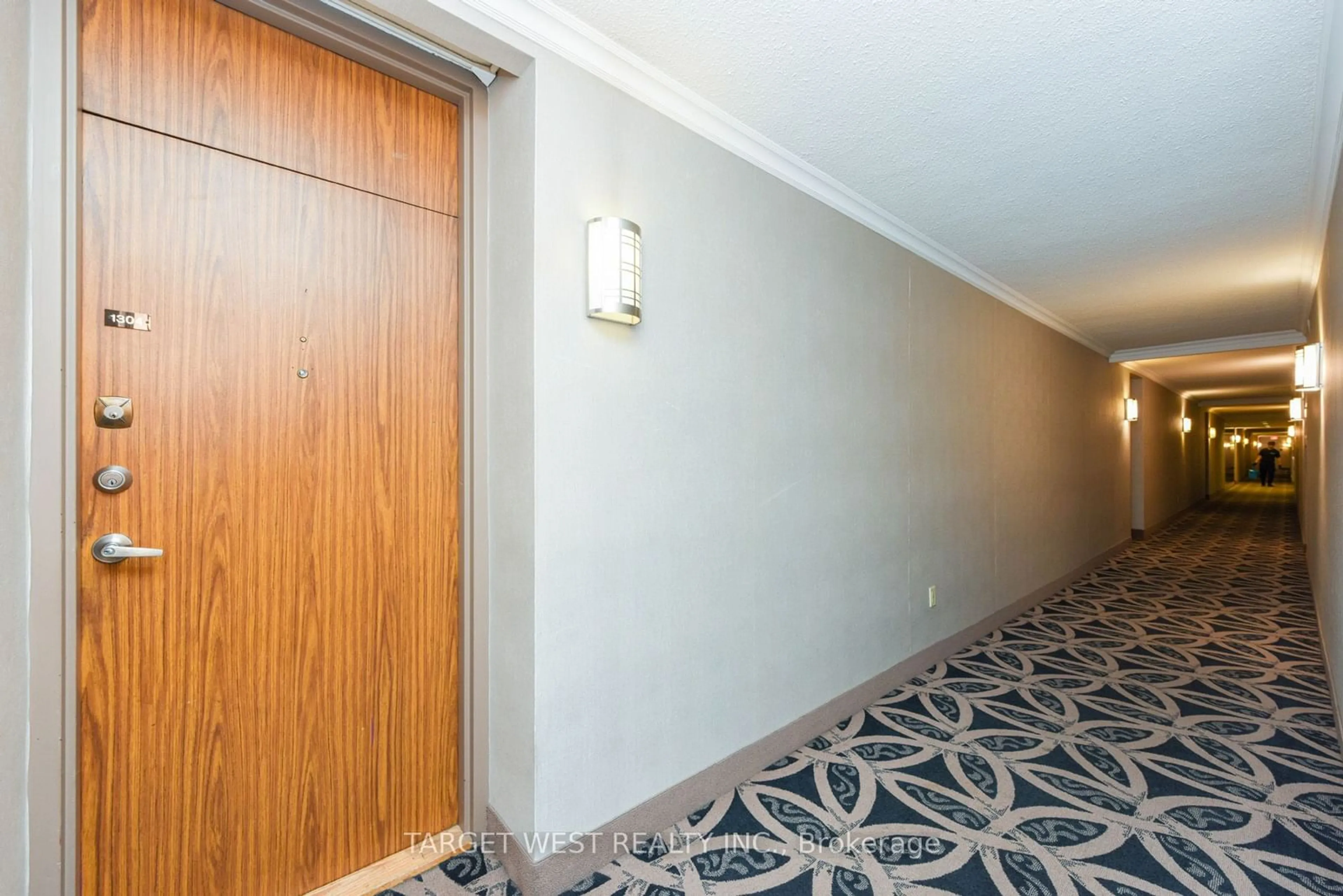 Indoor foyer, carpet floors for 240 Scarlett Rd #1304, Toronto Ontario M6N 4X4