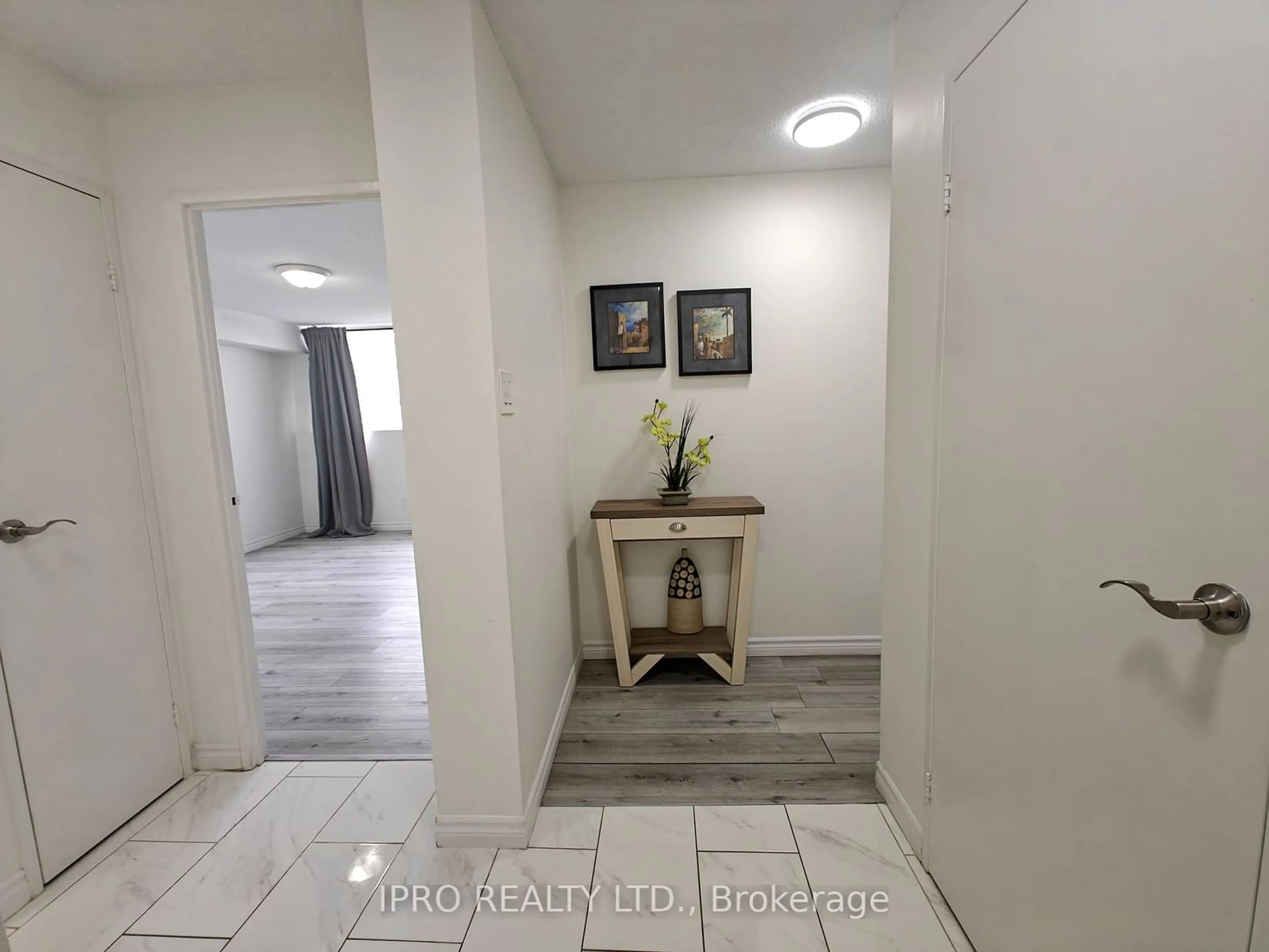 Indoor foyer, not visible floor for 3700 Kaneff Cres #806, Mississauga Ontario L5A 4B8