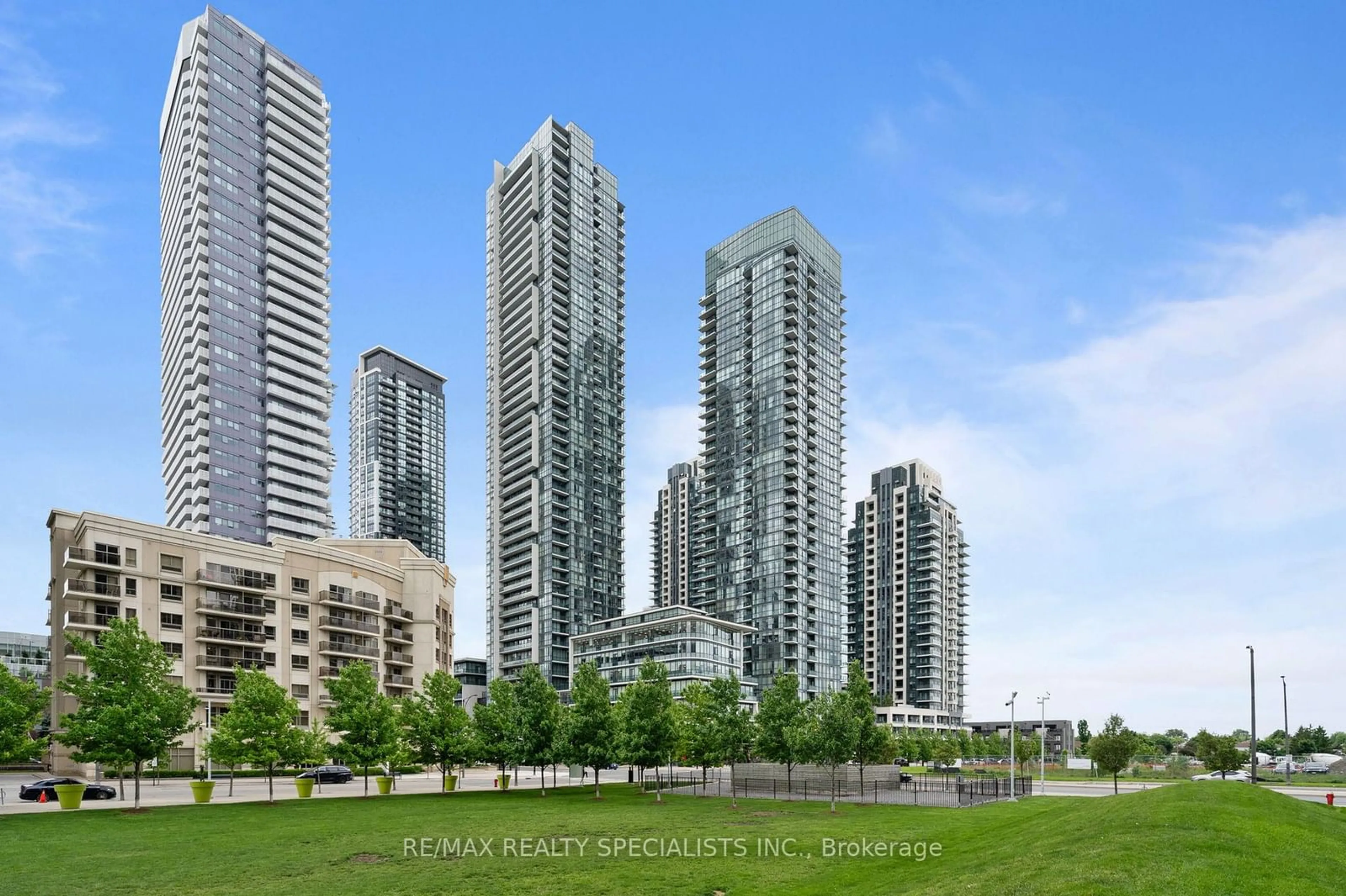 A pic from exterior of the house or condo, the view of city buildings for 4070 Confederation Pkwy #2501, Mississauga Ontario L5B 0E9