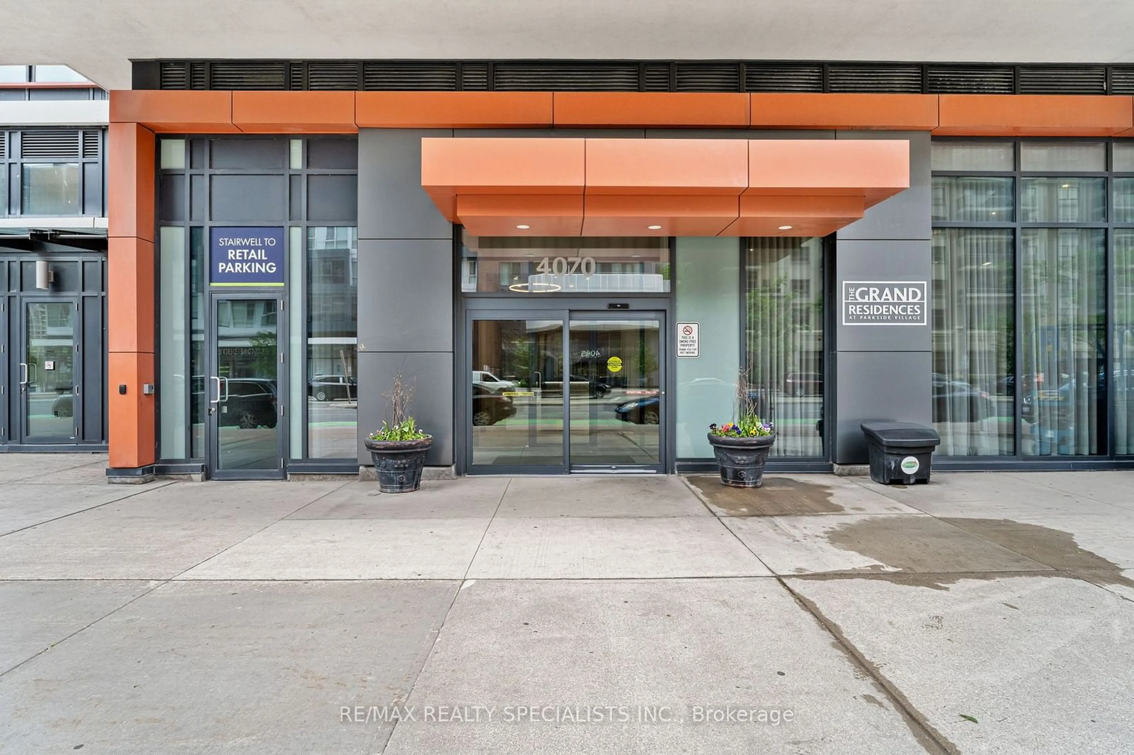 Indoor foyer for 4070 Confederation Pkwy #2501, Mississauga Ontario L5B 0E9