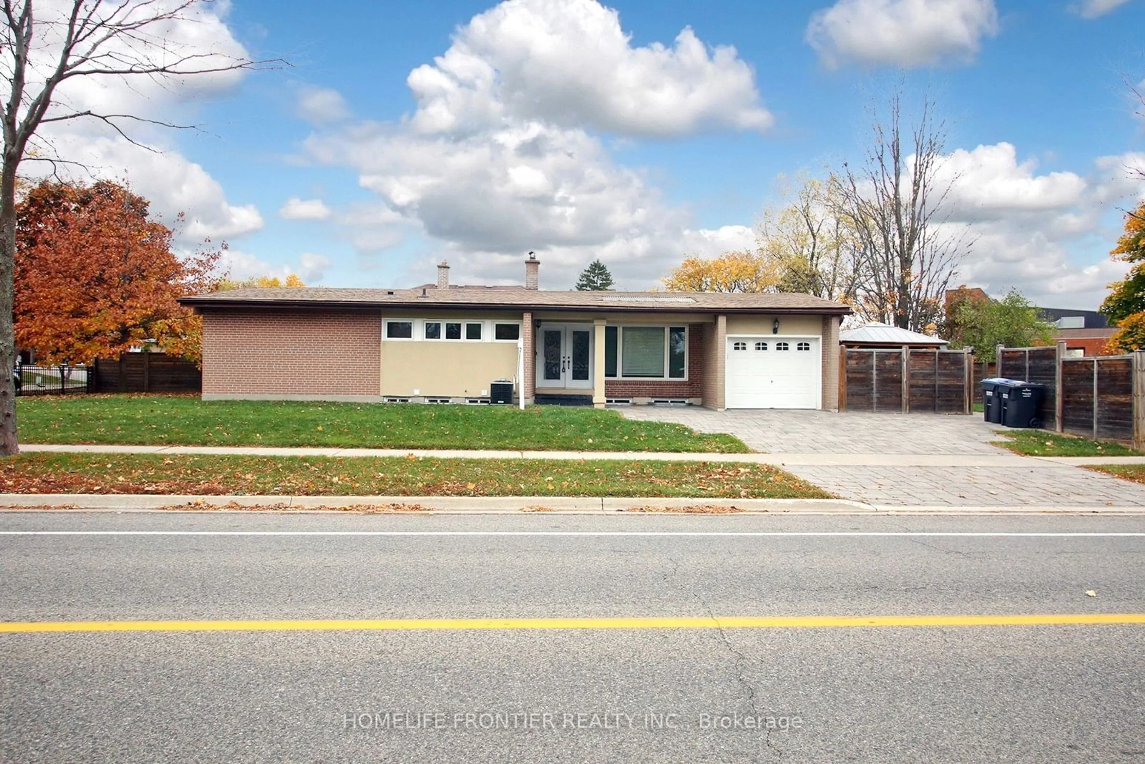 Frontside or backside of a home, the street view for 2517 Truscott Dr, Mississauga Ontario L5J 2B3