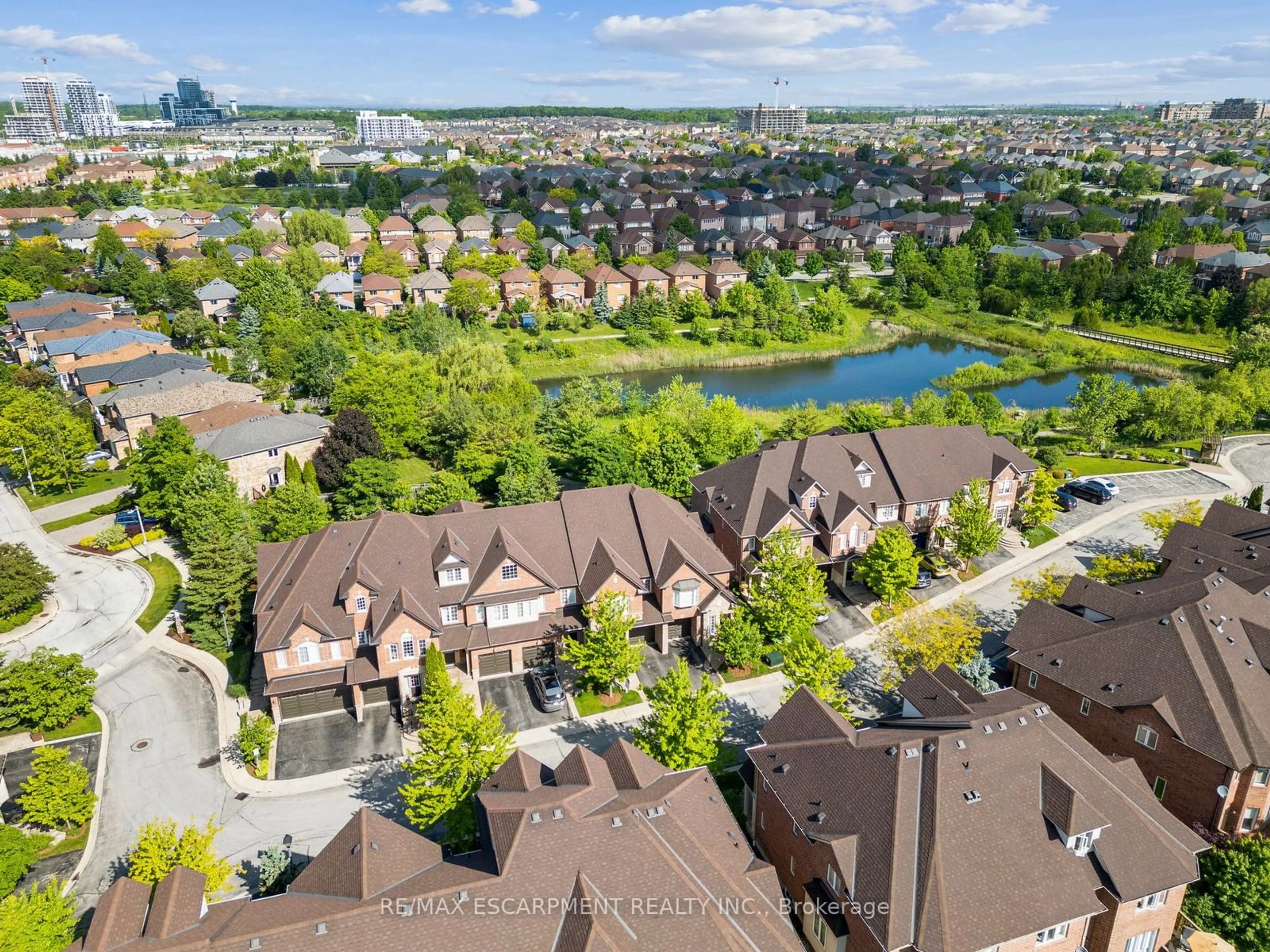 A pic from exterior of the house or condo, the street view for 300 Ravineview Way #44, Oakville Ontario L6H 7J2