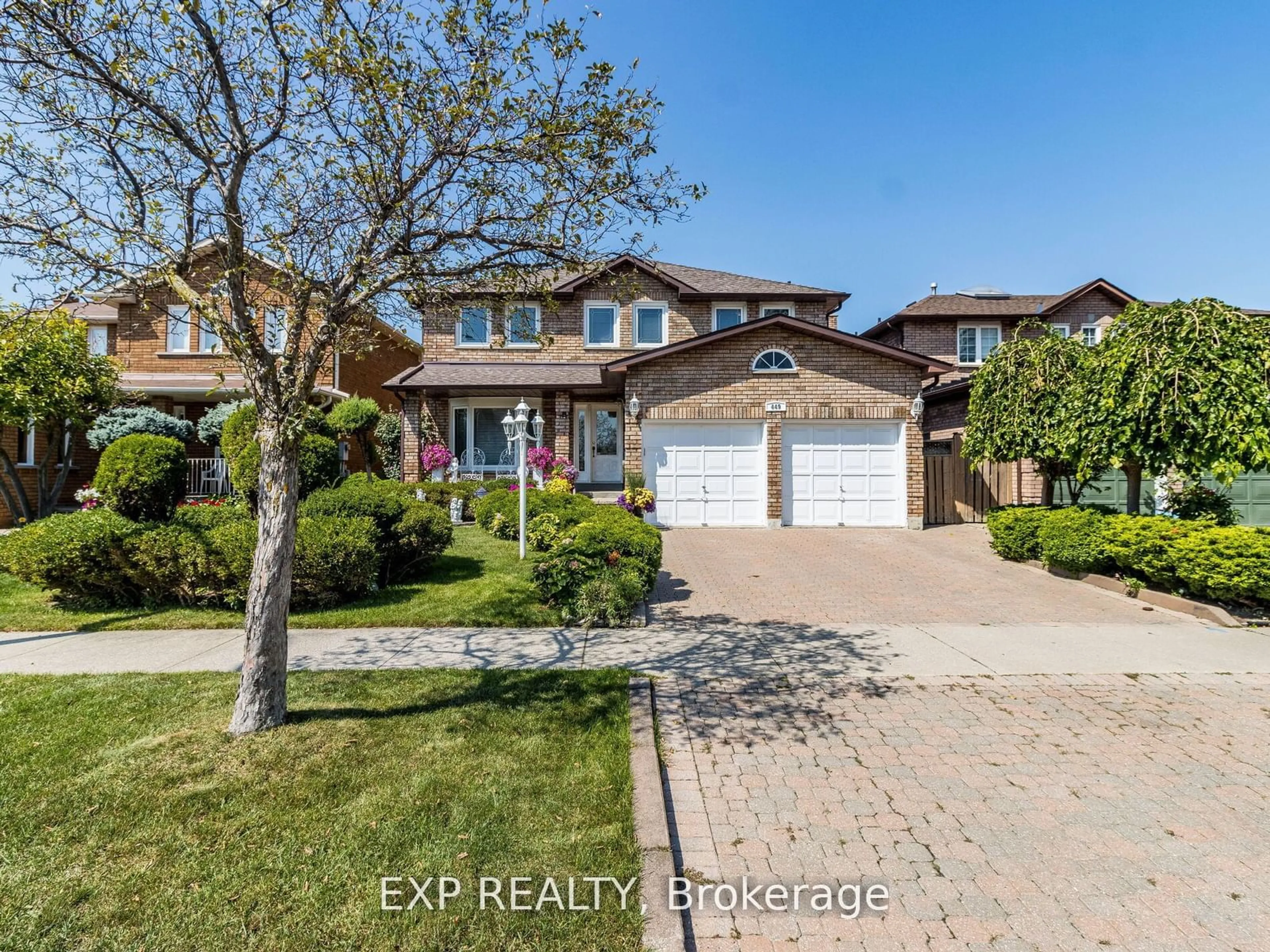 Frontside or backside of a home, the street view for 449 Greenpark Cres, Mississauga Ontario L5B 3P4