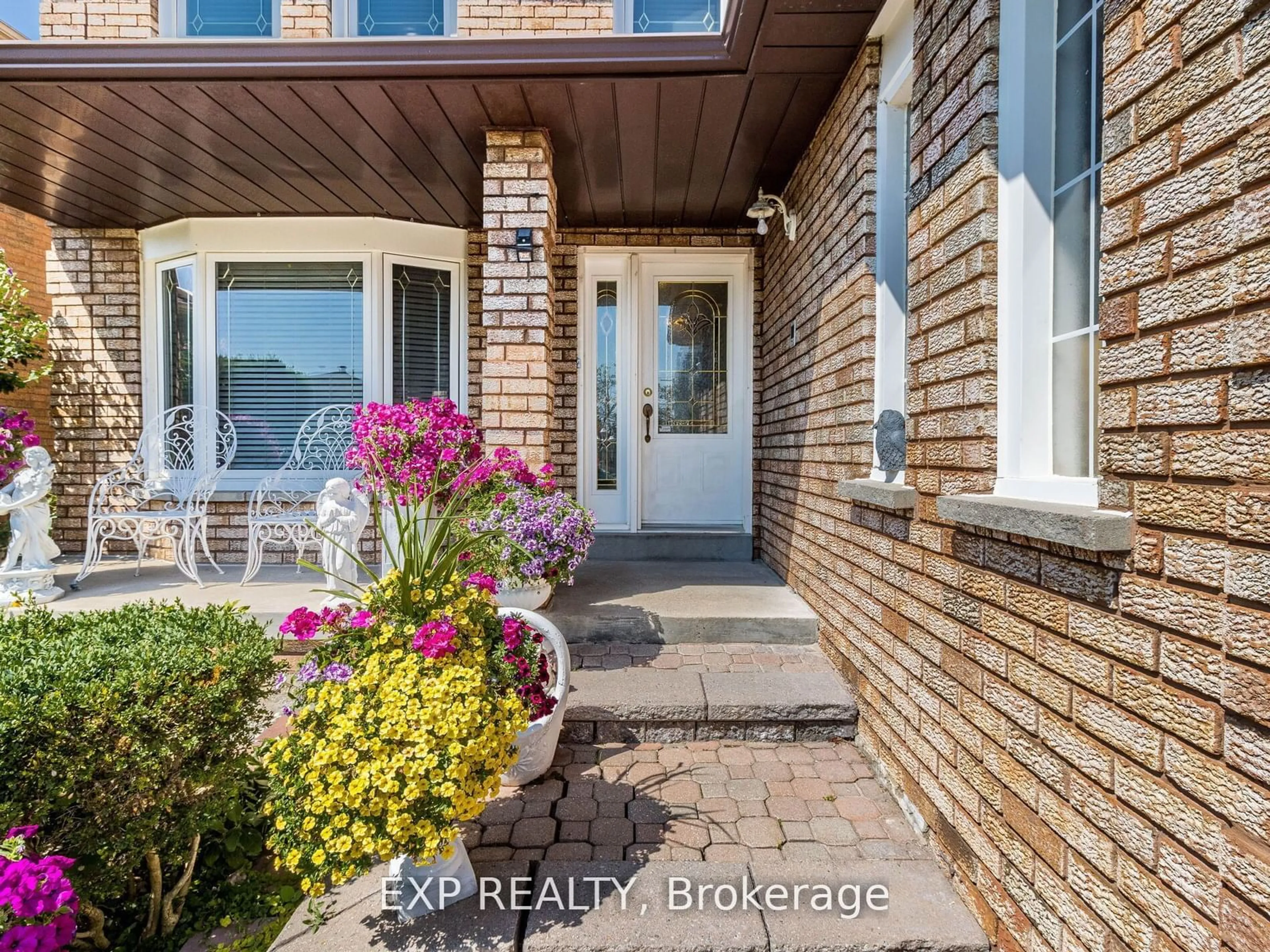 Indoor entryway, wood floors for 449 Greenpark Cres, Mississauga Ontario L5B 3P4