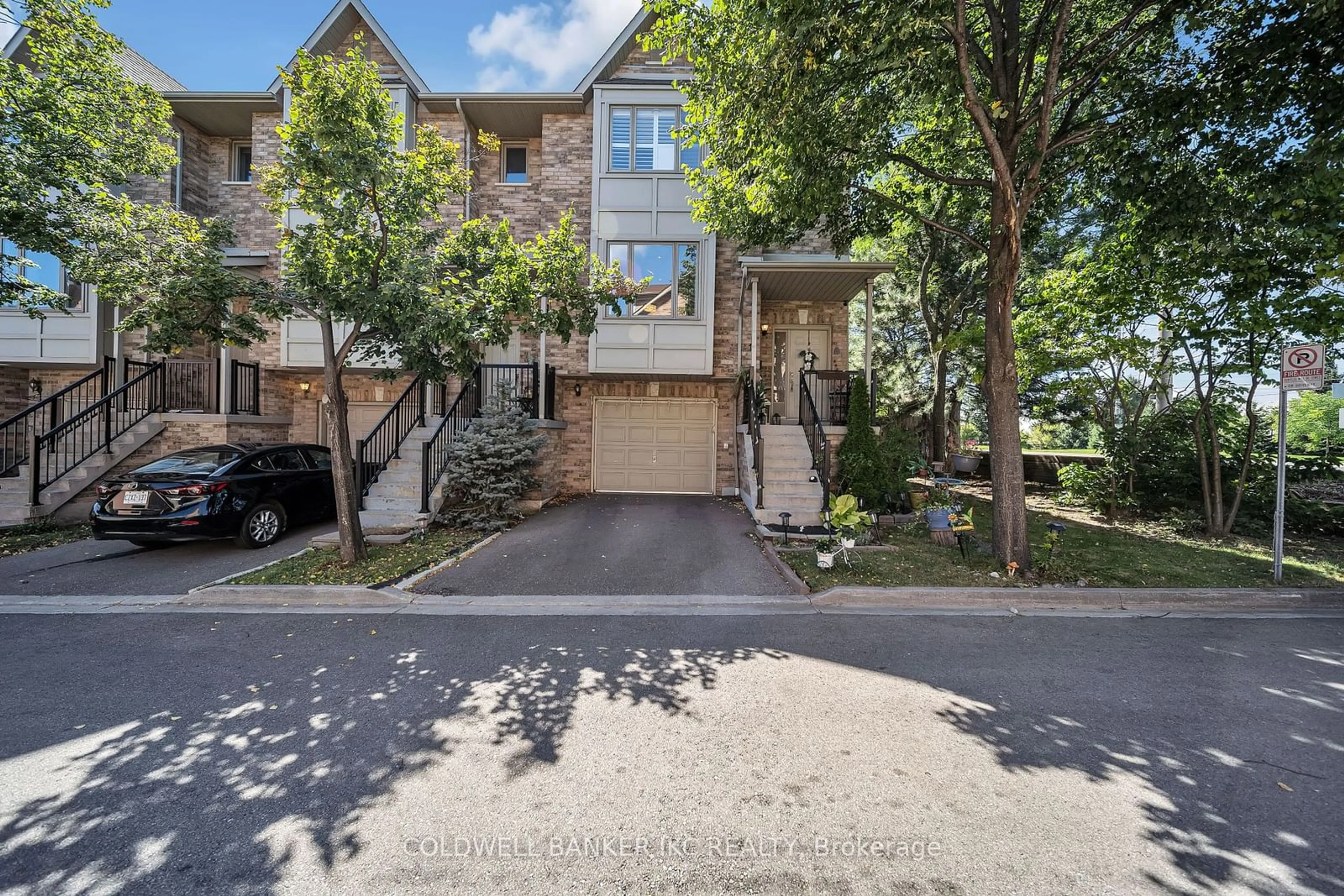 A pic from exterior of the house or condo, the street view for 2370 Britannia Rd #1, Mississauga Ontario L5M 6G3