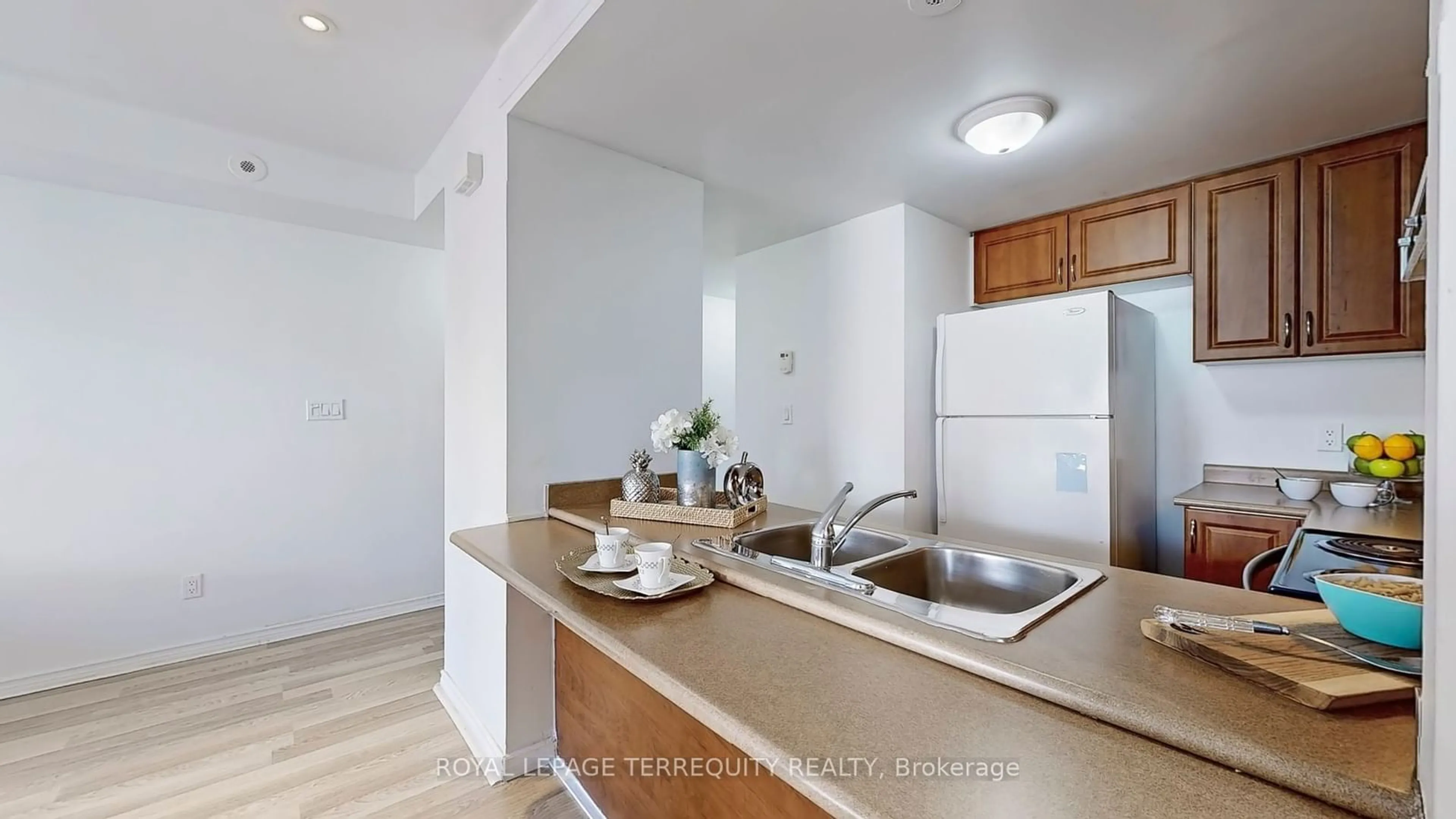 Standard kitchen for 3031 Finch Ave #2027, Toronto Ontario M9M 0A3