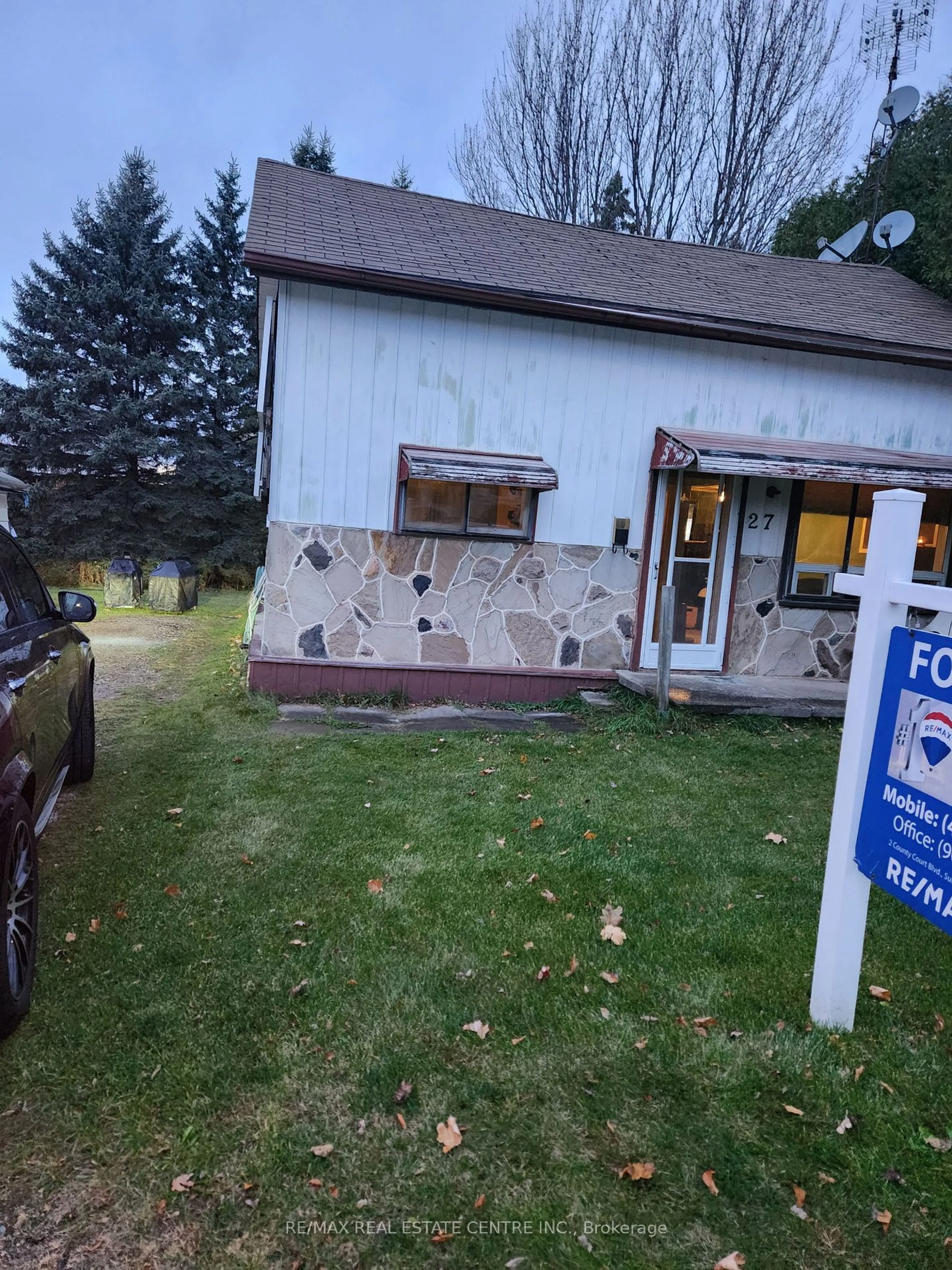 Frontside or backside of a home, the front or back of building for 27 Scene St, Halton Hills Ontario L7J 1A1