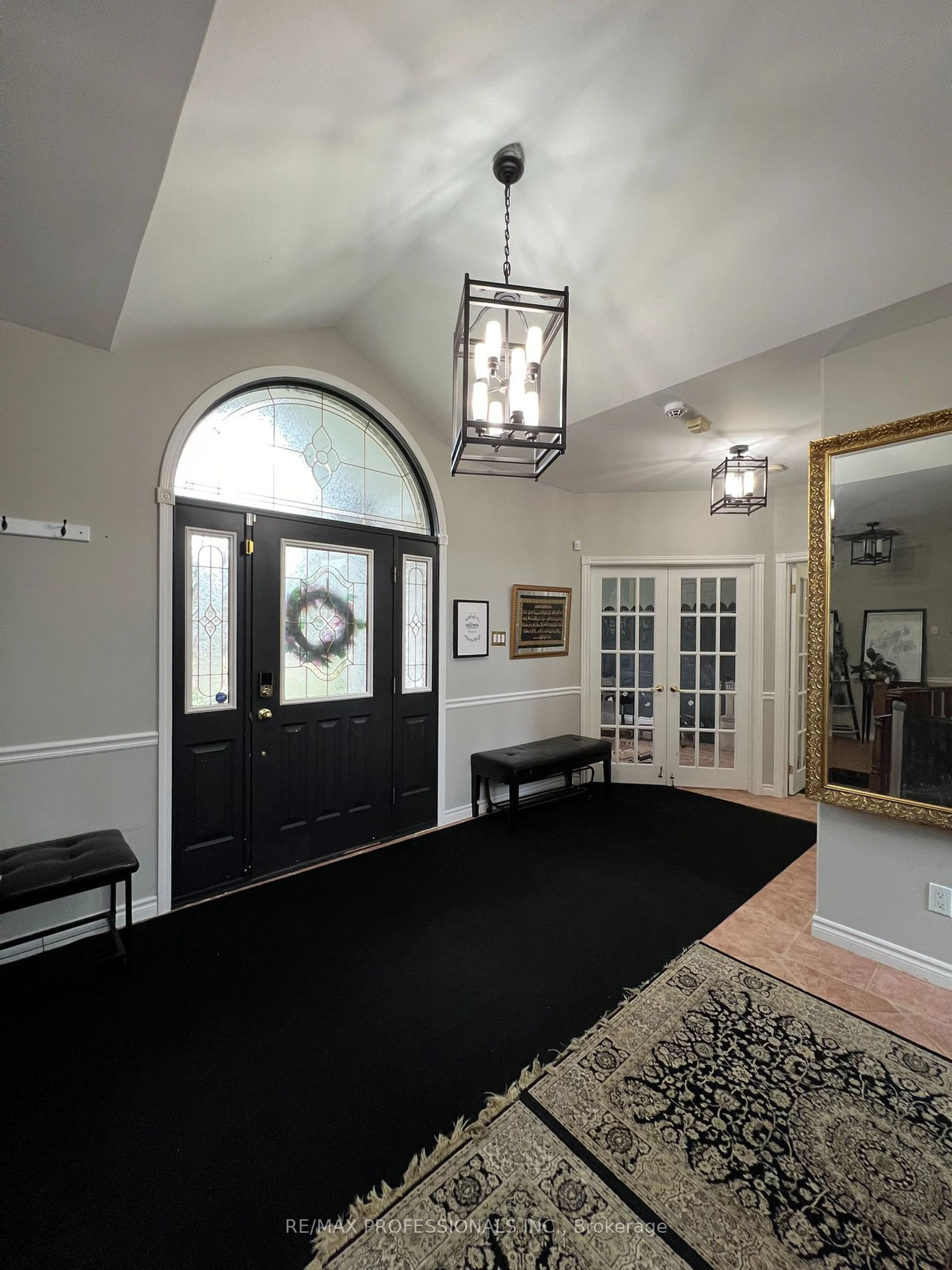 Indoor entryway, wood floors for 12 Deer Run Cres, Halton Hills Ontario L7J 2L7