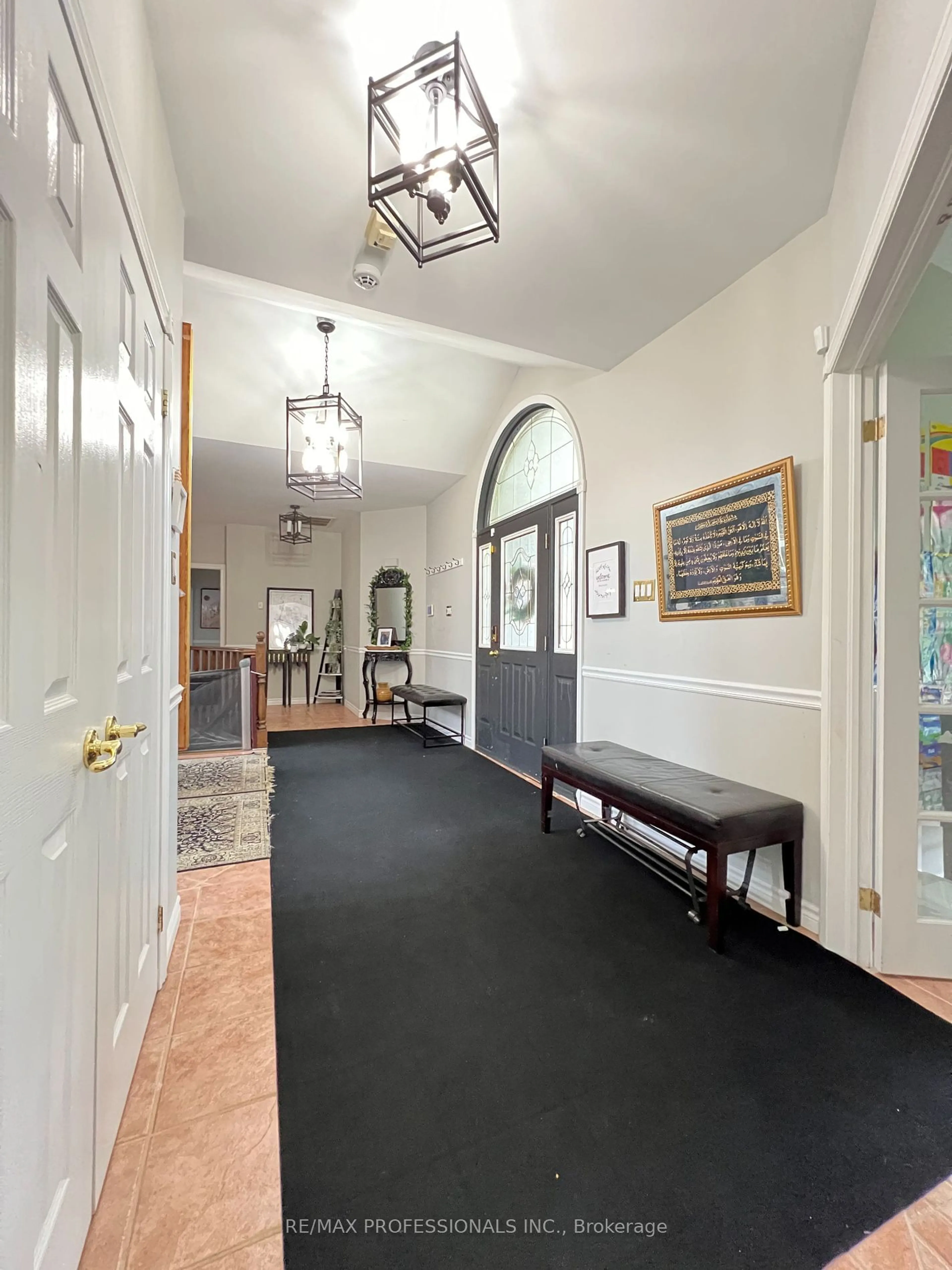 Indoor foyer, wood floors for 12 Deer Run Cres, Halton Hills Ontario L7J 2L7