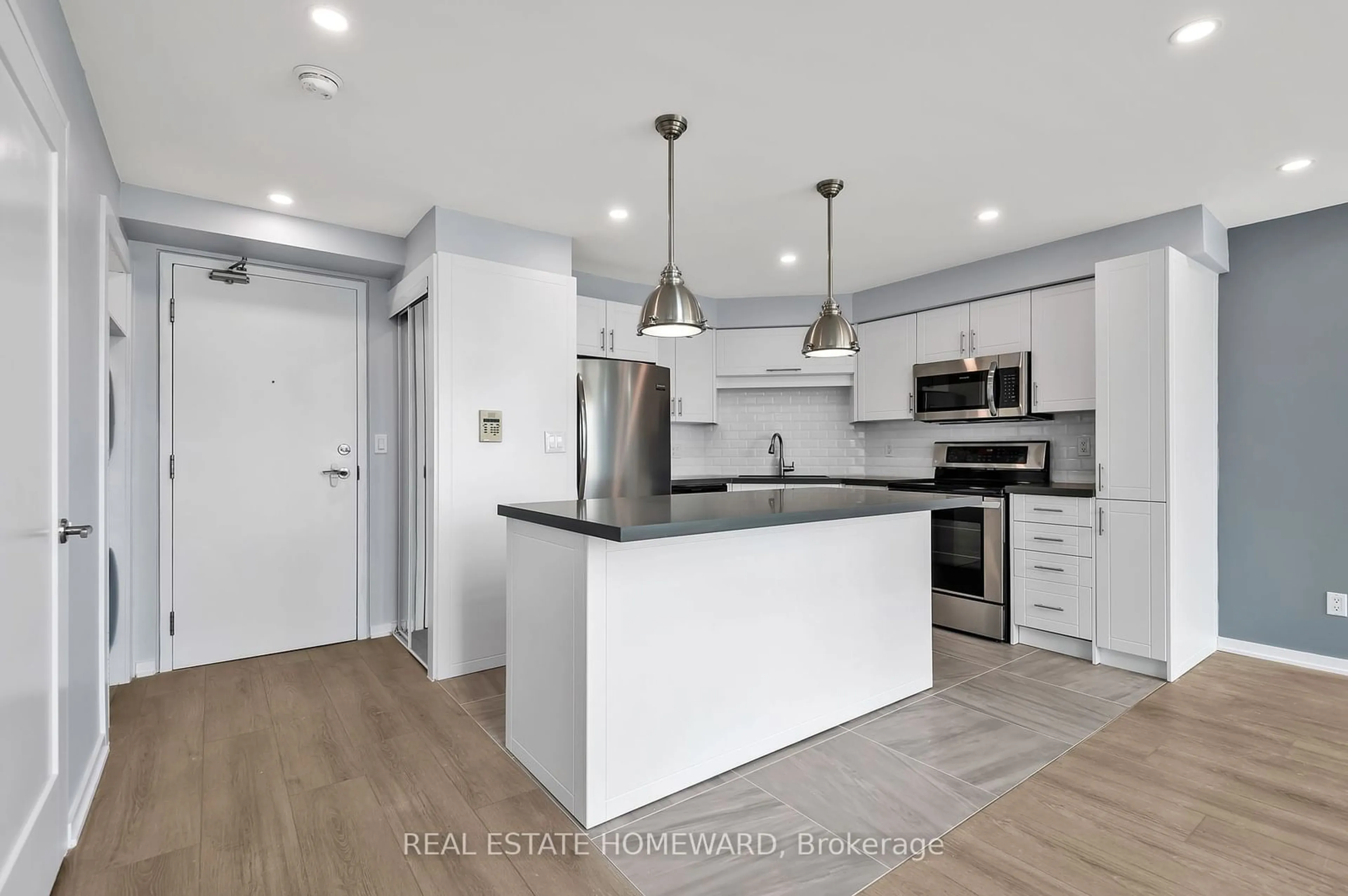 Open concept kitchen for 250 Manitoba St #PH 804, Toronto Ontario M8Y 4G8