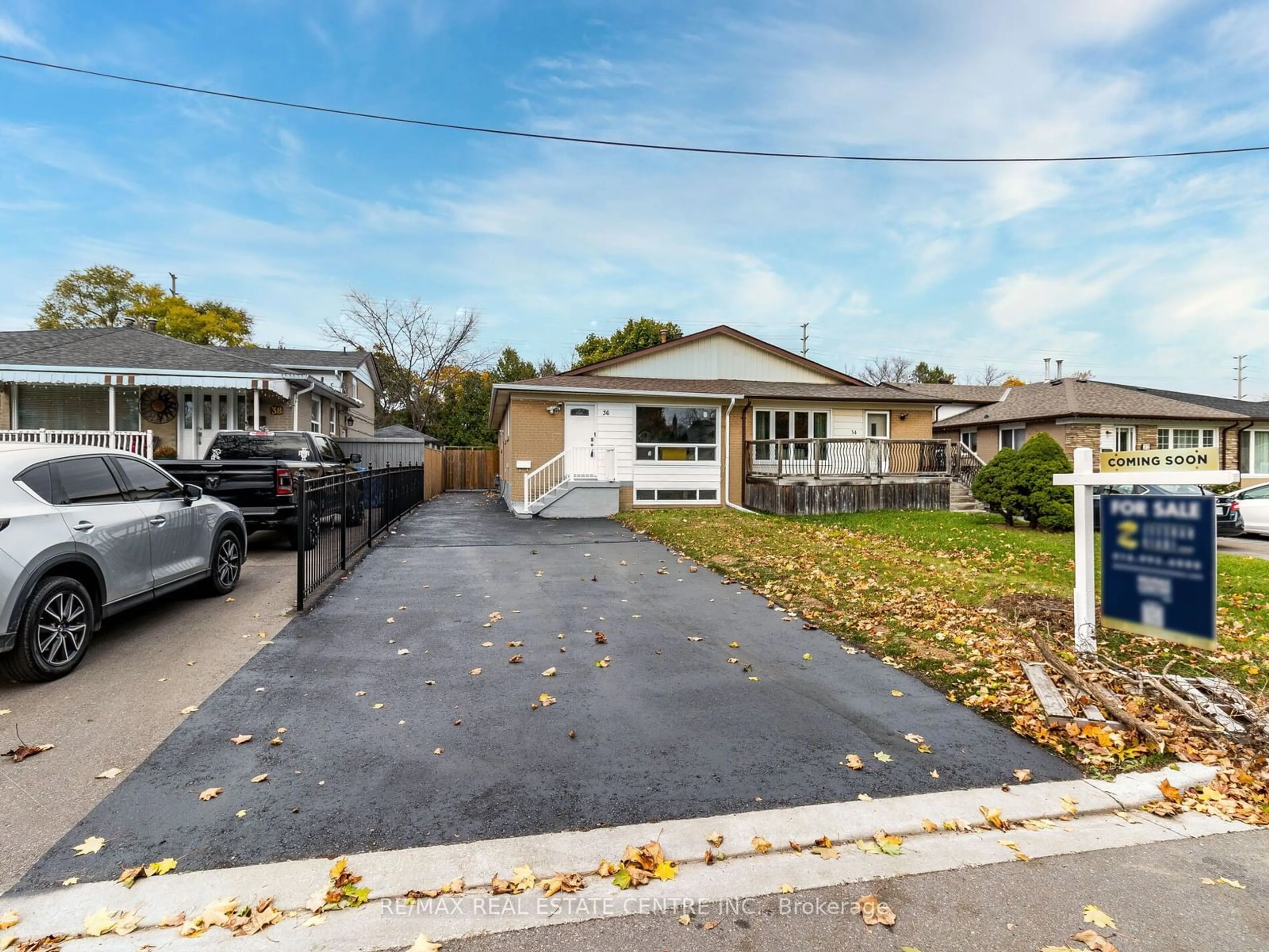 Frontside or backside of a home, the street view for 36 Chatsworth Dr, Brampton Ontario L6X 2L9