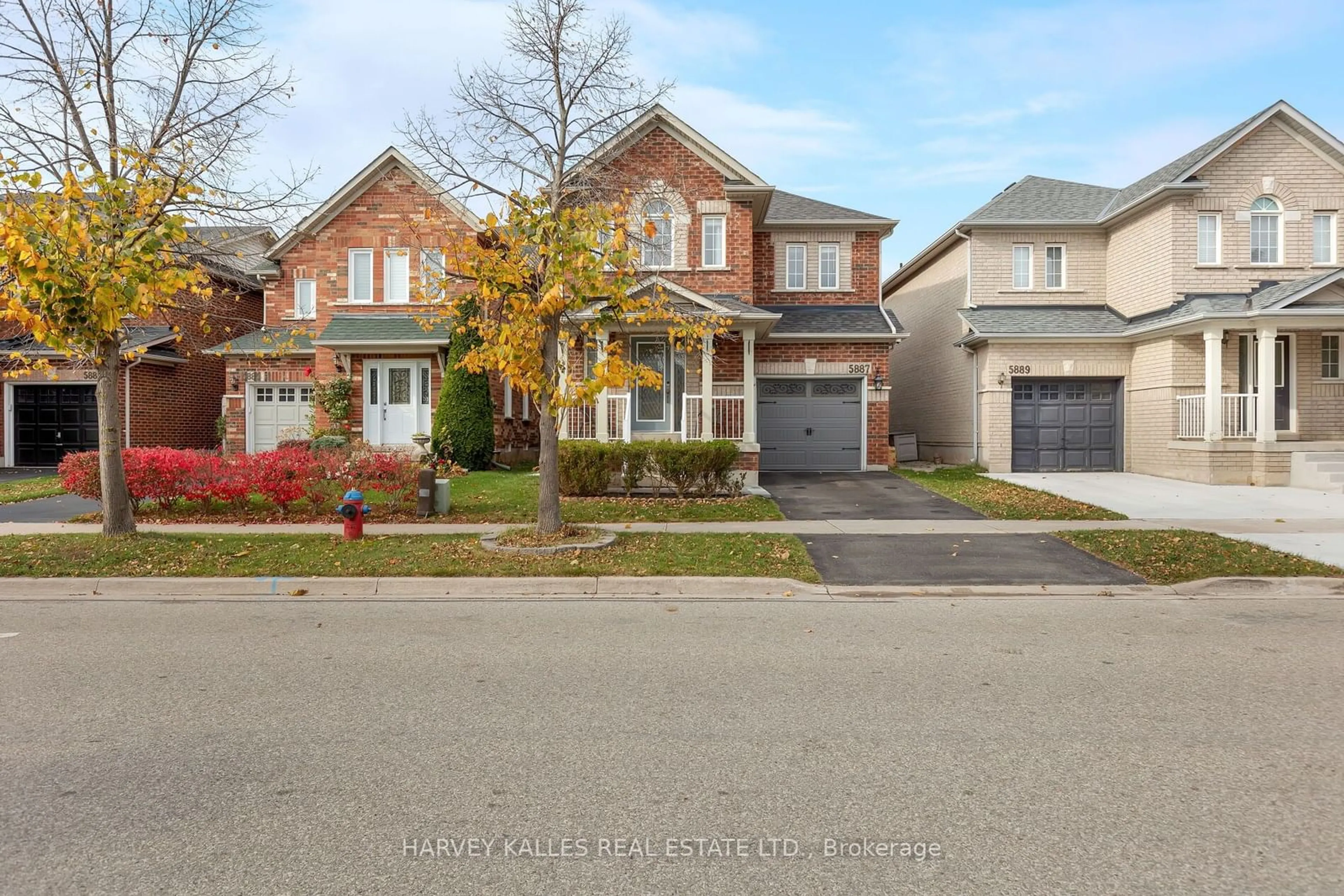 Frontside or backside of a home, the street view for 5887 Blue Spruce Ave, Burlington Ontario L7L 7N7