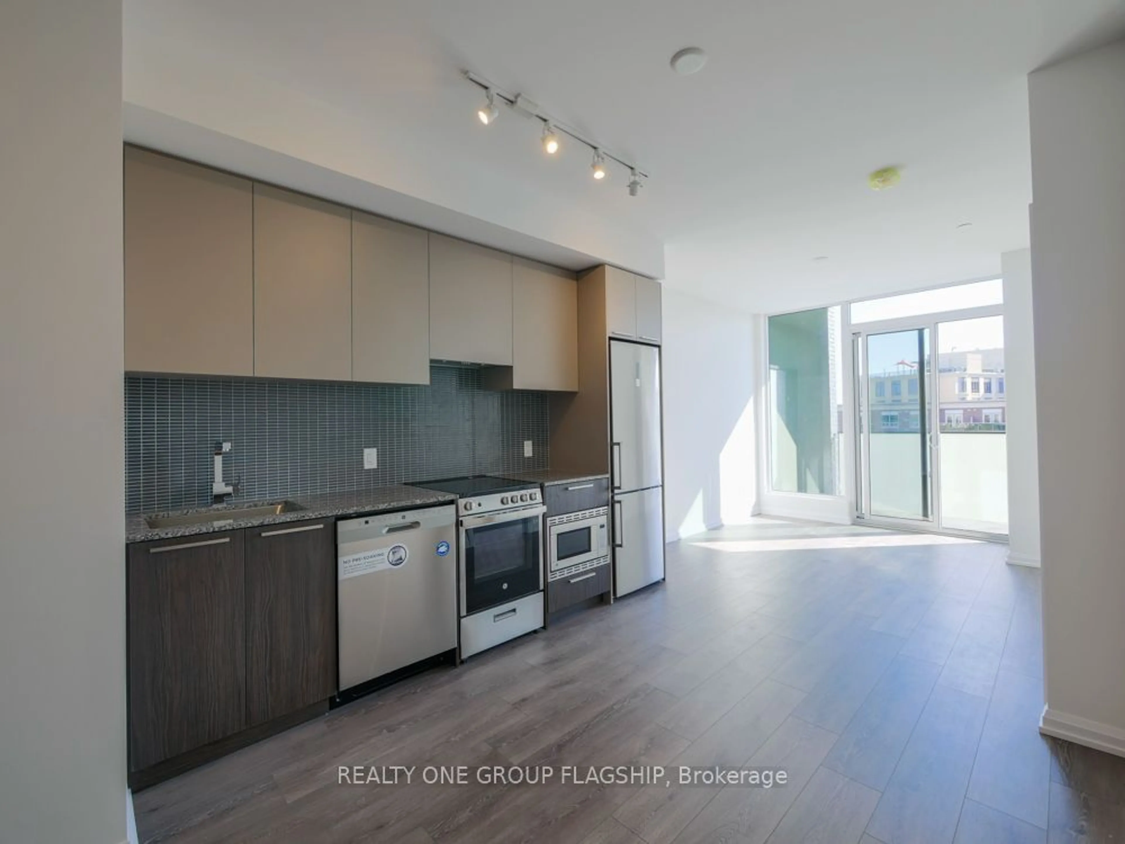 Open concept kitchen for 4208 Dundas St #504, Toronto Ontario M8X 0B1