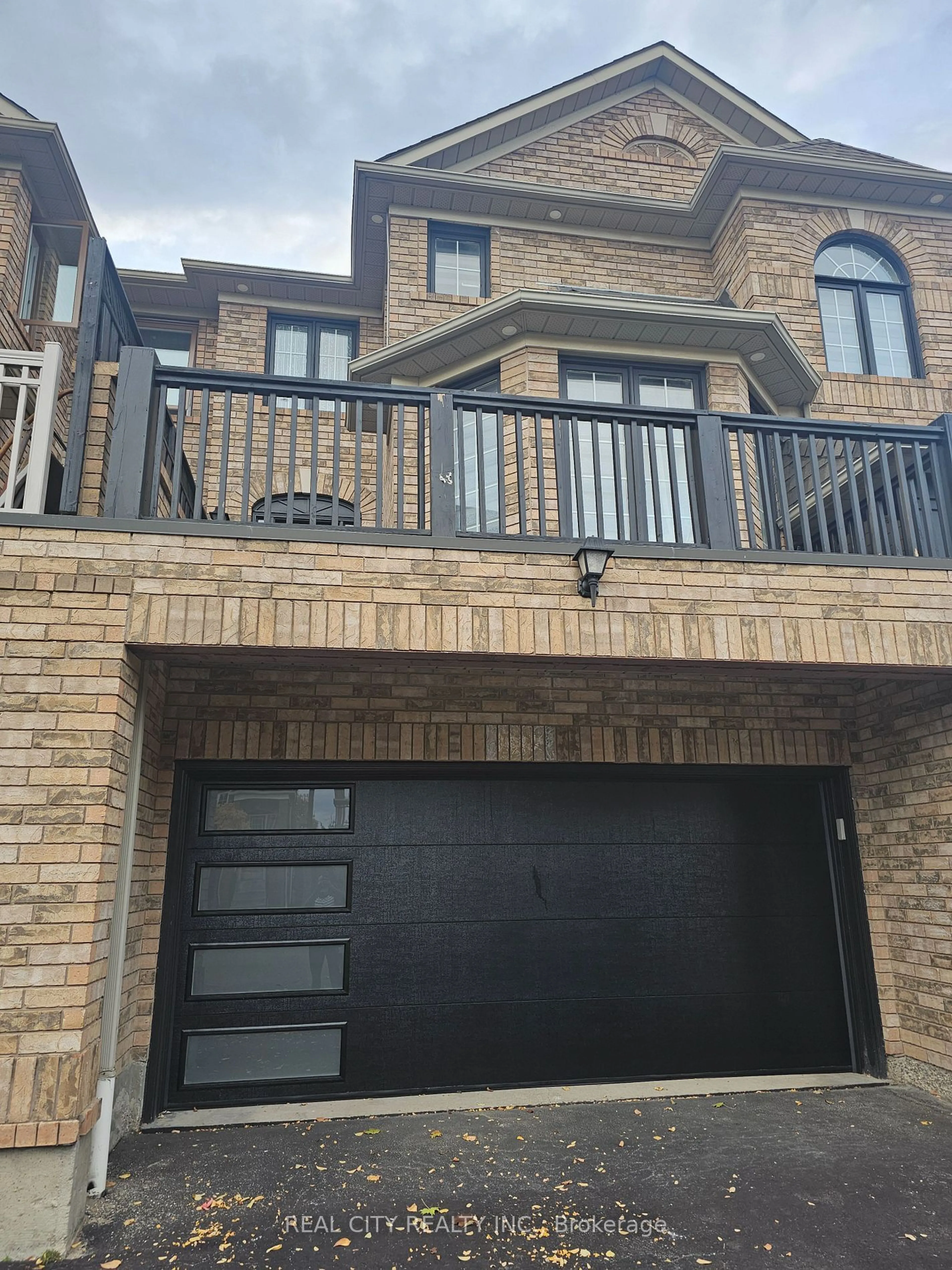 A pic from exterior of the house or condo, the front or back of building for 1680 Samuelson Circ, Mississauga Ontario L5N 7Z7