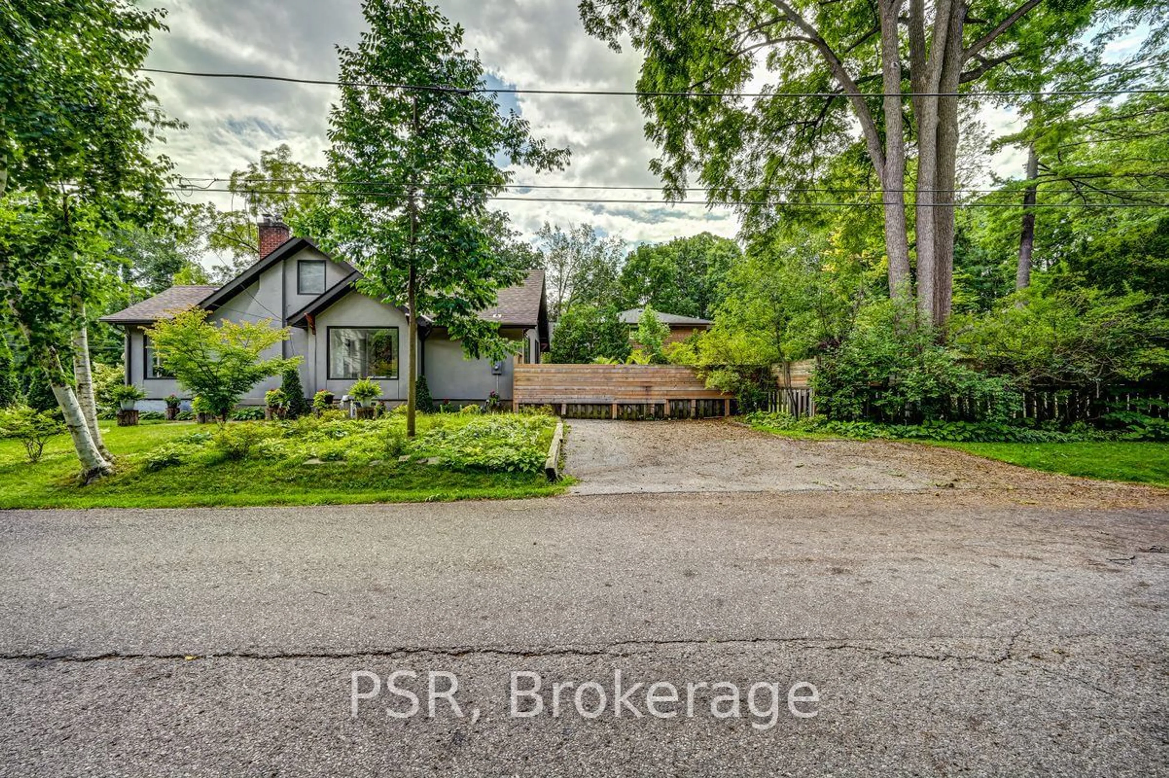 Frontside or backside of a home, the street view for 105 Mineola Rd, Mississauga Ontario L5G 2C4