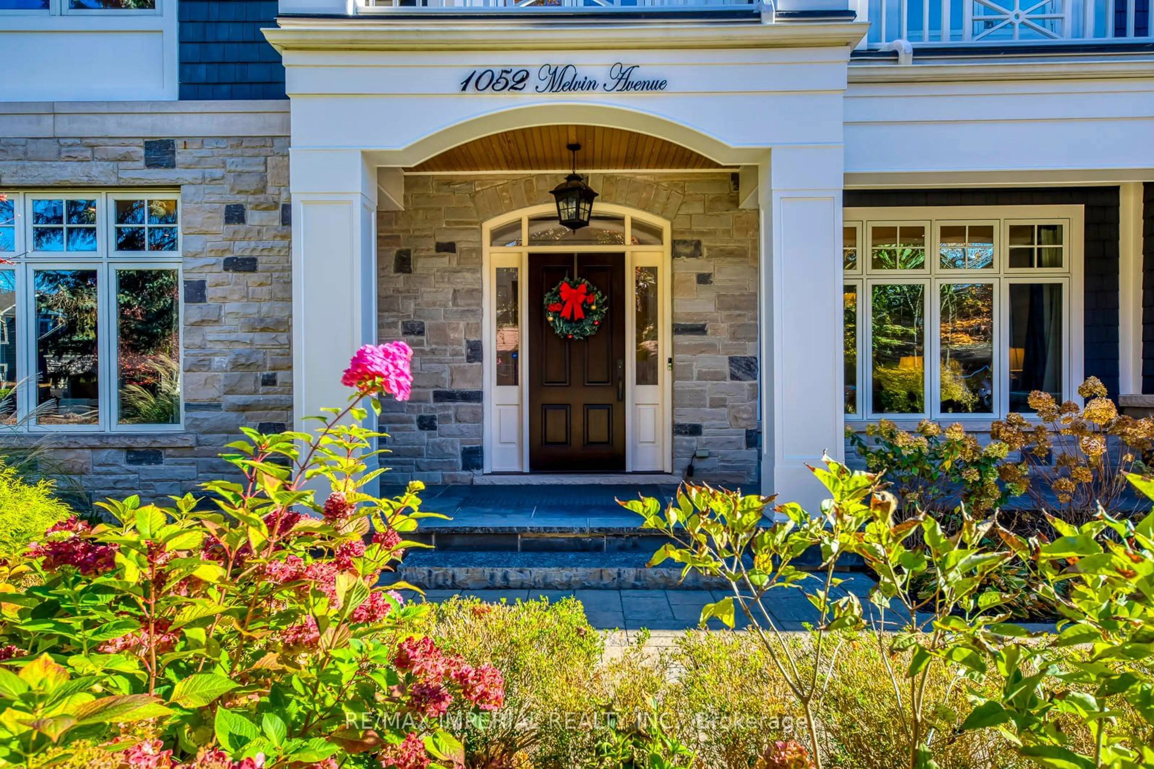 Indoor entryway for 1052 Melvin Ave, Oakville Ontario L6J 2V9