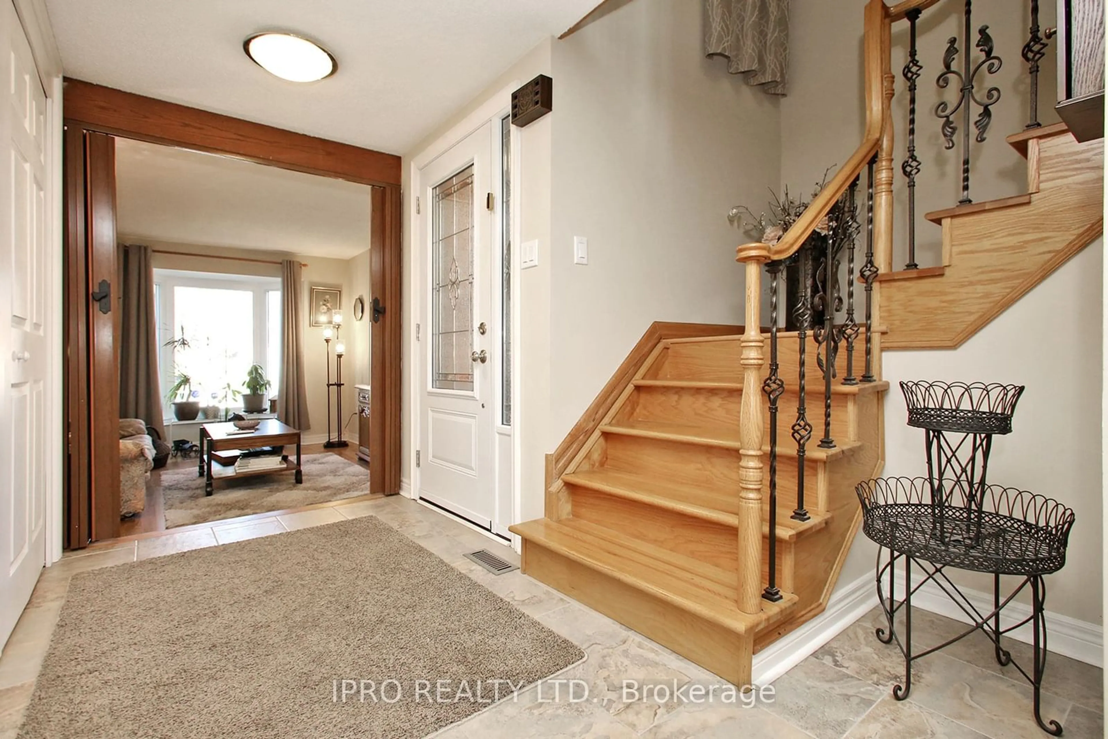 Indoor entryway, wood floors for 1272 Barberry Green, Oakville Ontario L6M 2A6