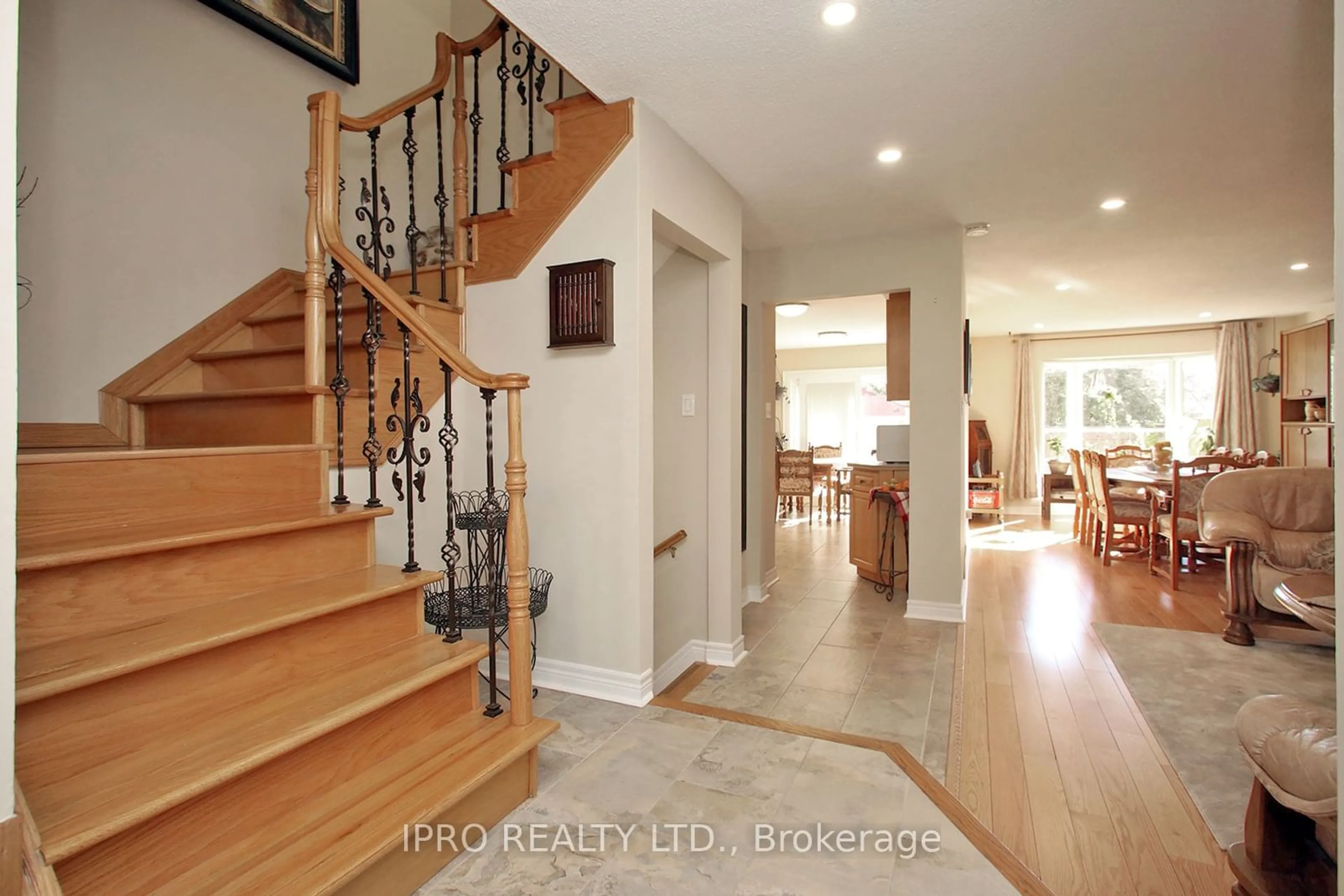 Indoor entryway, wood floors for 1272 Barberry Green, Oakville Ontario L6M 2A6