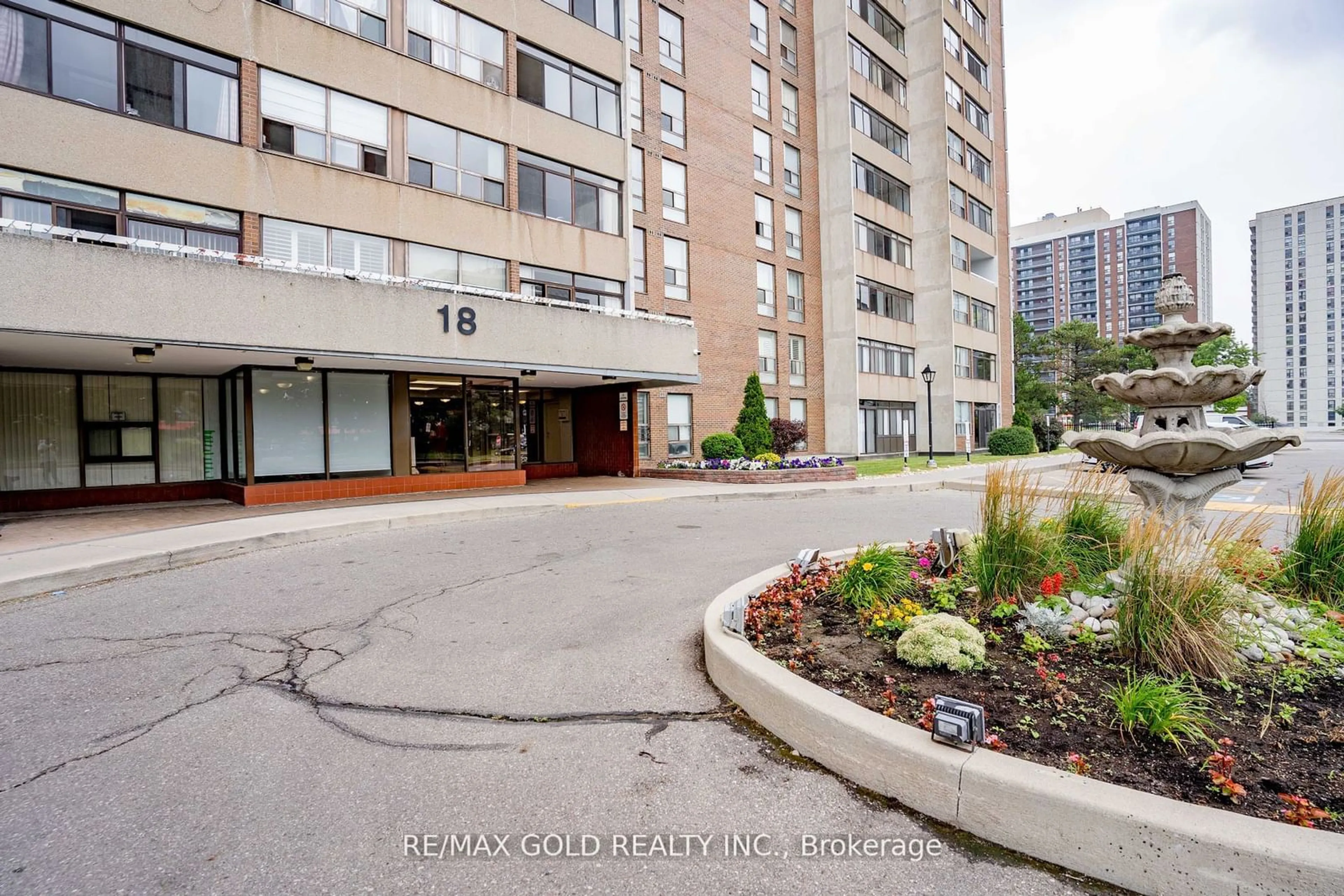 A pic from exterior of the house or condo, the front or back of building for 18 Knightsbridge Rd #1211, Brampton Ontario L6T 3X5