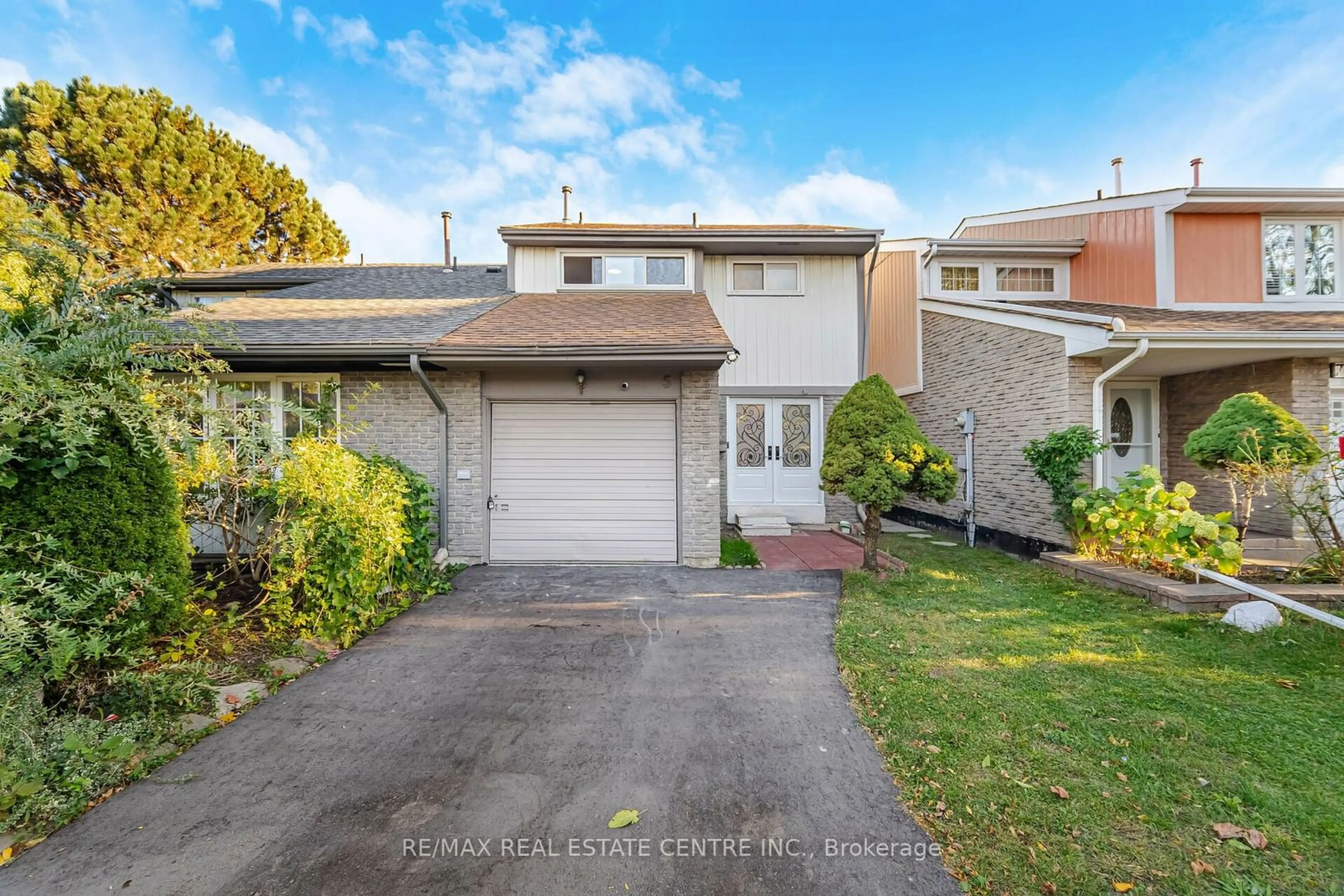 A pic from exterior of the house or condo, cottage for 5 Wray Crt, Toronto Ontario M9V 4K4