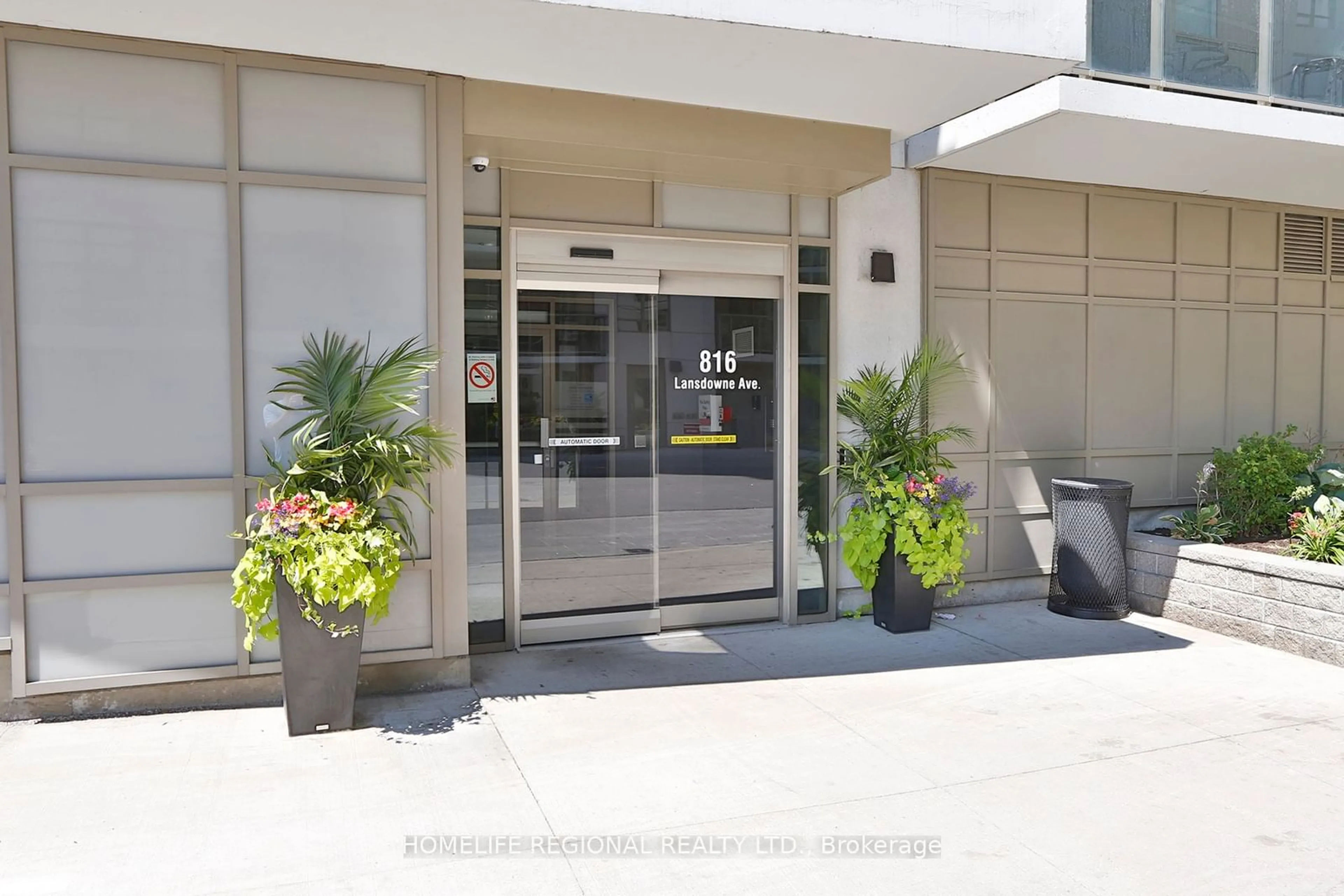 Indoor lobby for 816 Lansdowne Ave #1015, Toronto Ontario M6H 4K6