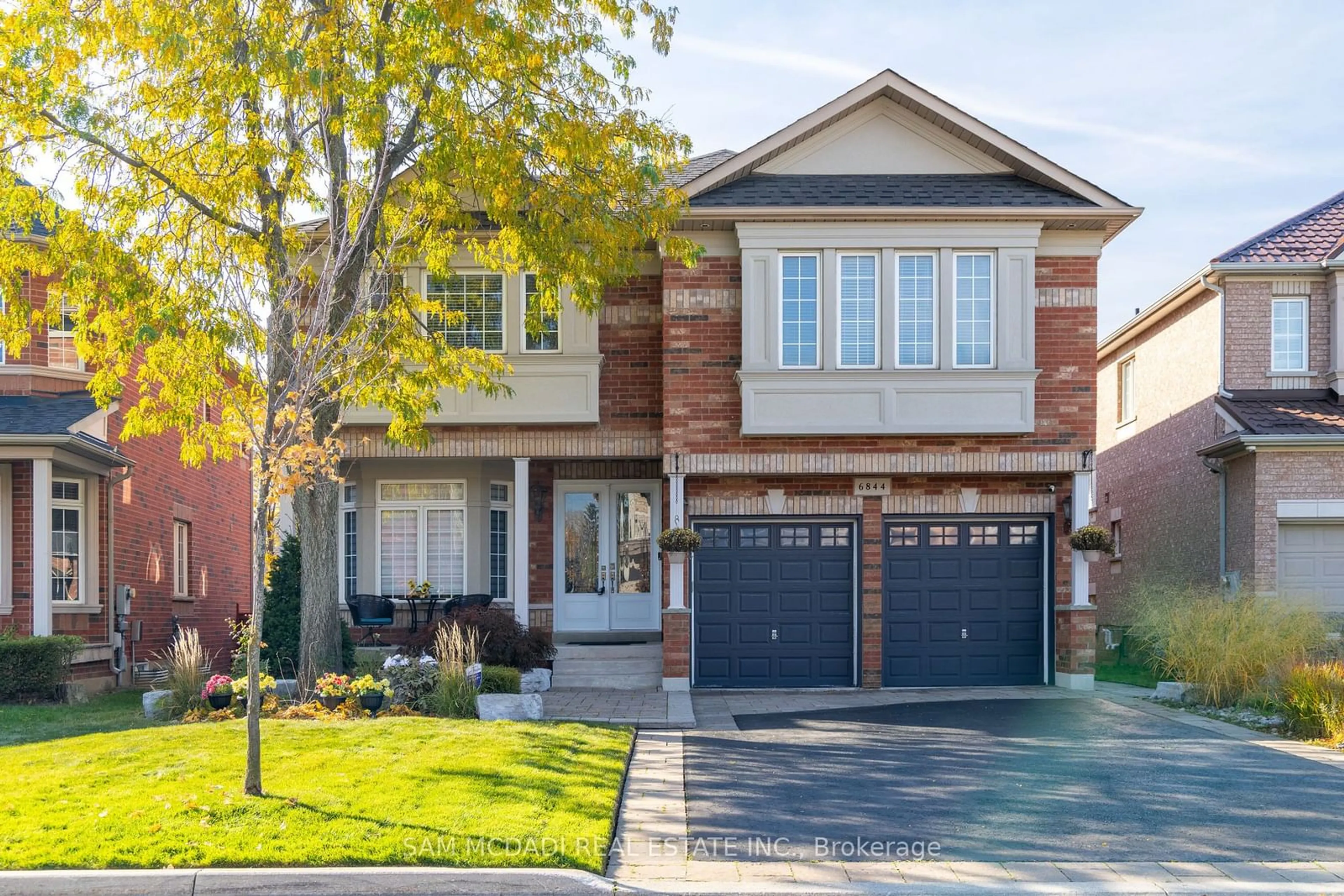 Home with brick exterior material for 6844 Golden Hills Way, Mississauga Ontario L5W 1P3