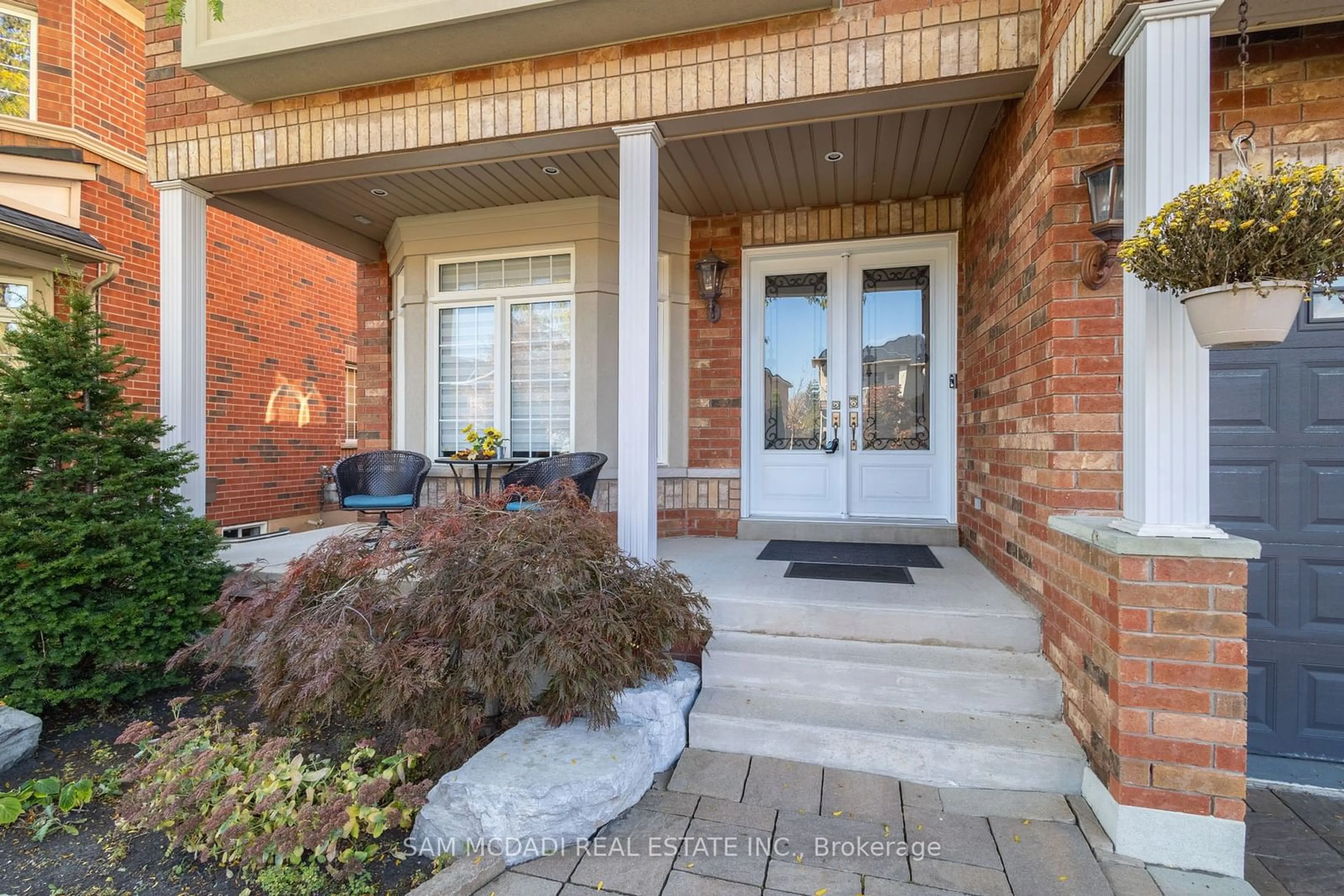 Indoor entryway, wood floors for 6844 Golden Hills Way, Mississauga Ontario L5W 1P3