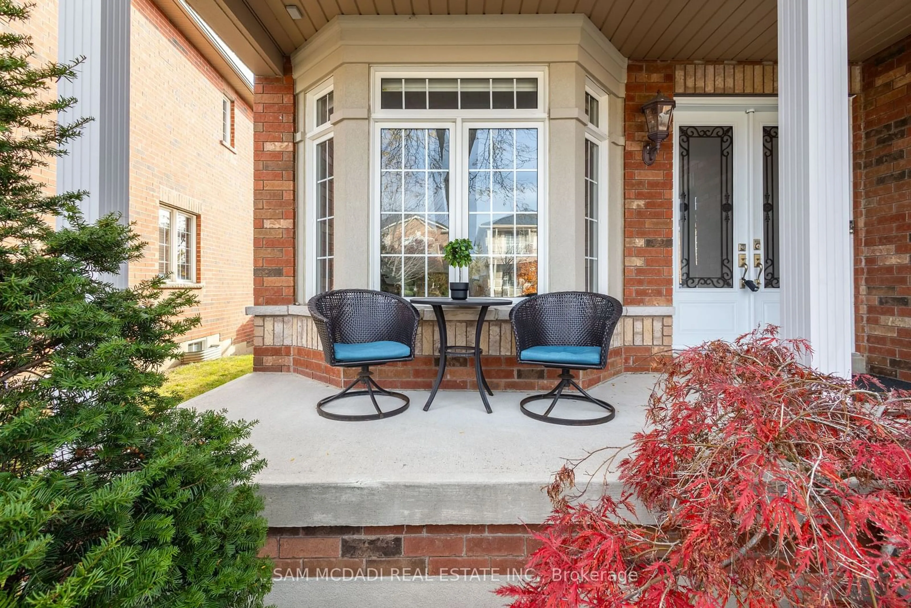 Patio, the street view for 6844 Golden Hills Way, Mississauga Ontario L5W 1P3