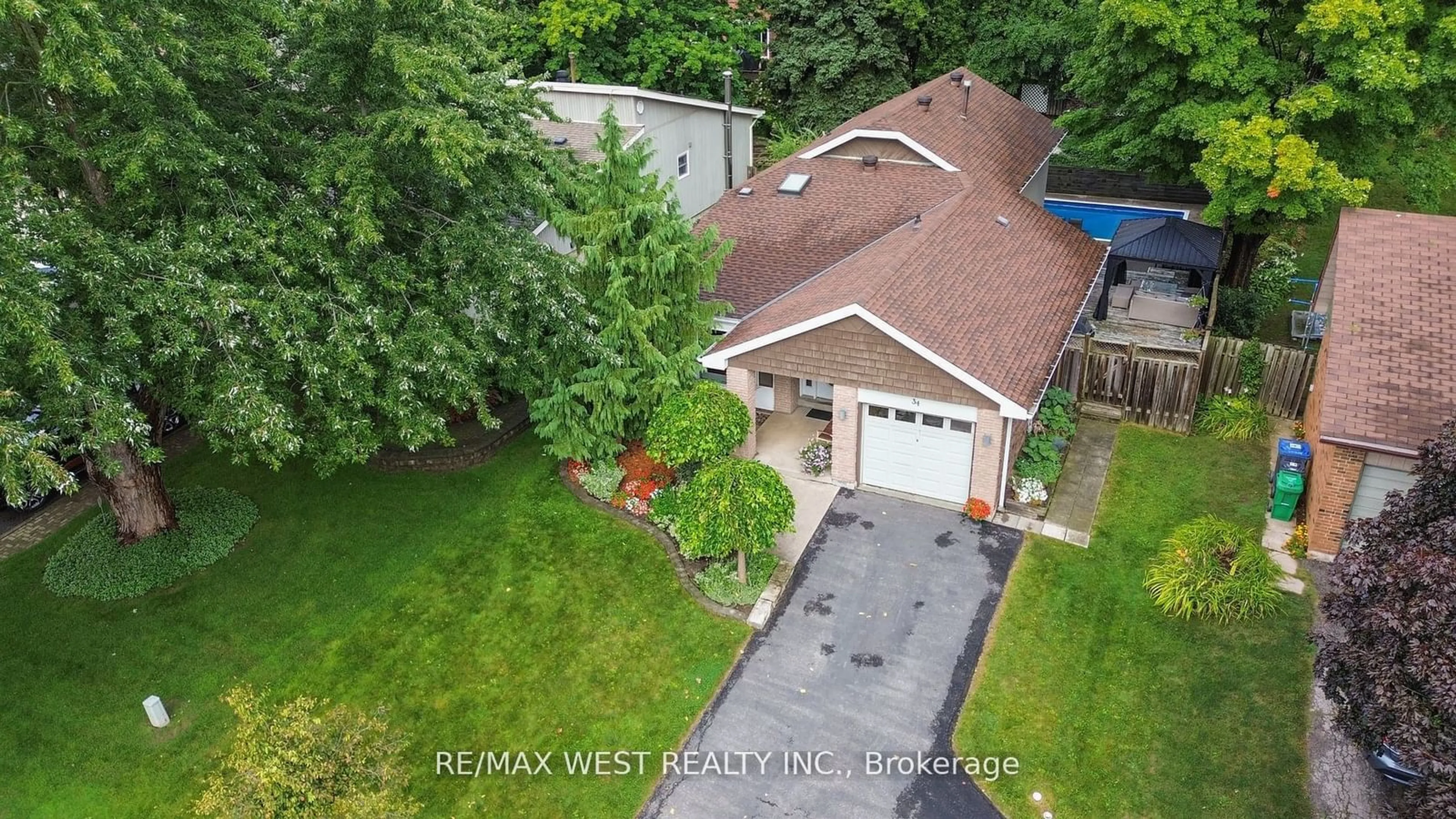 Frontside or backside of a home, the street view for 34 Lorraine Cres, Brampton Ontario L6S 2R7