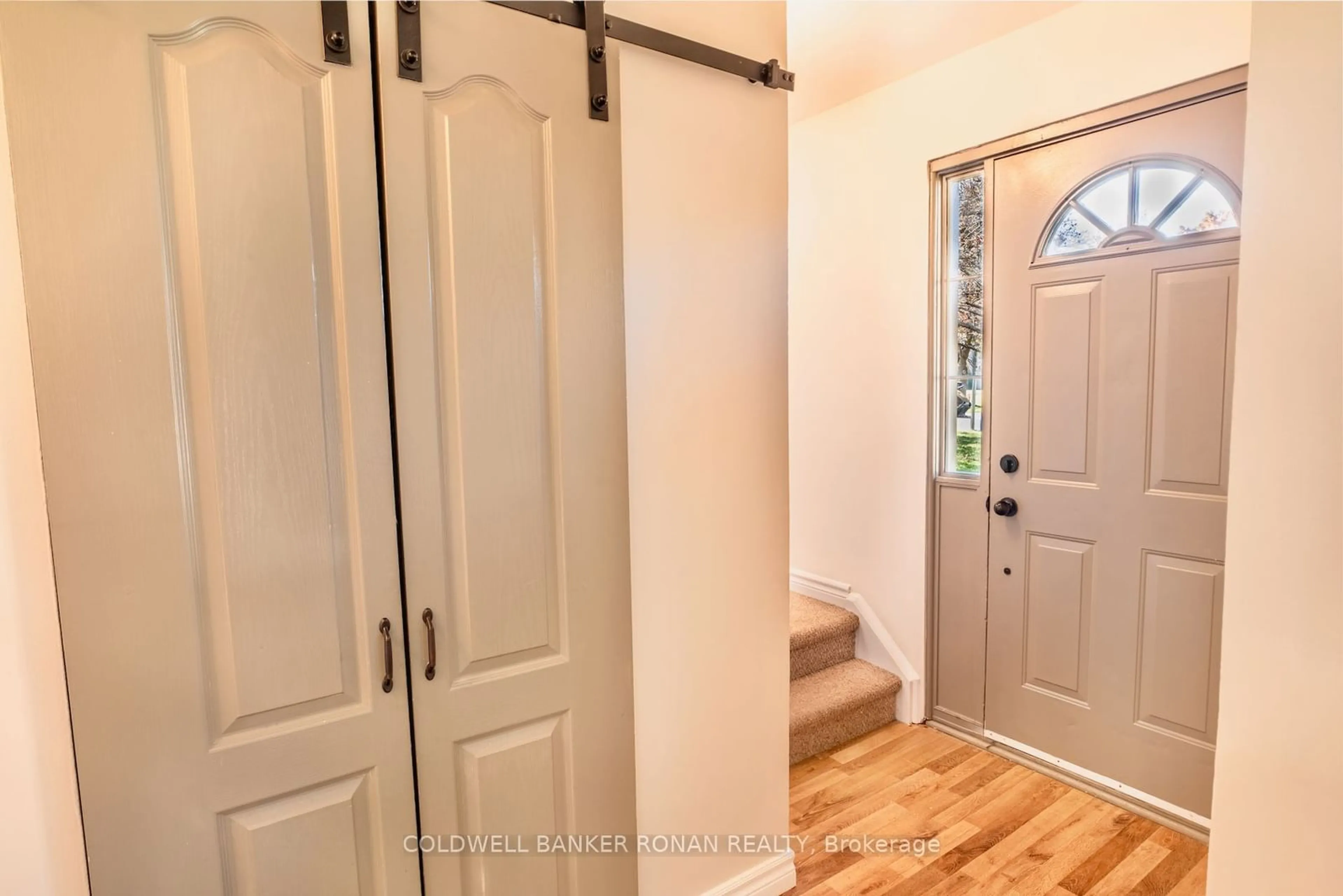 Indoor entryway, wood floors for 35 South Park Dr, Orangeville Ontario L9W 1R7