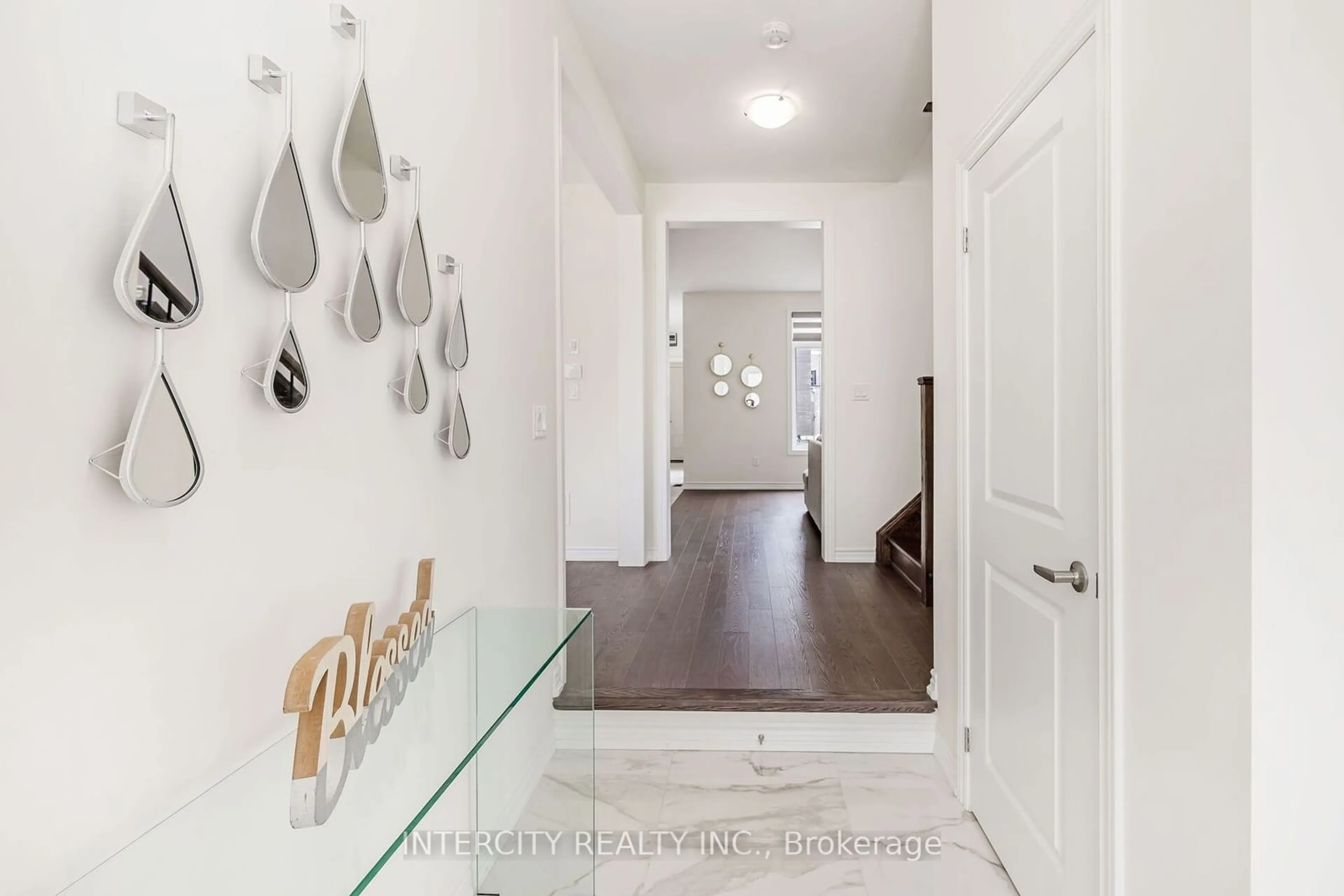 Indoor entryway, wood floors for 54 Moorcroft Pl, Brampton Ontario L6P 4P7