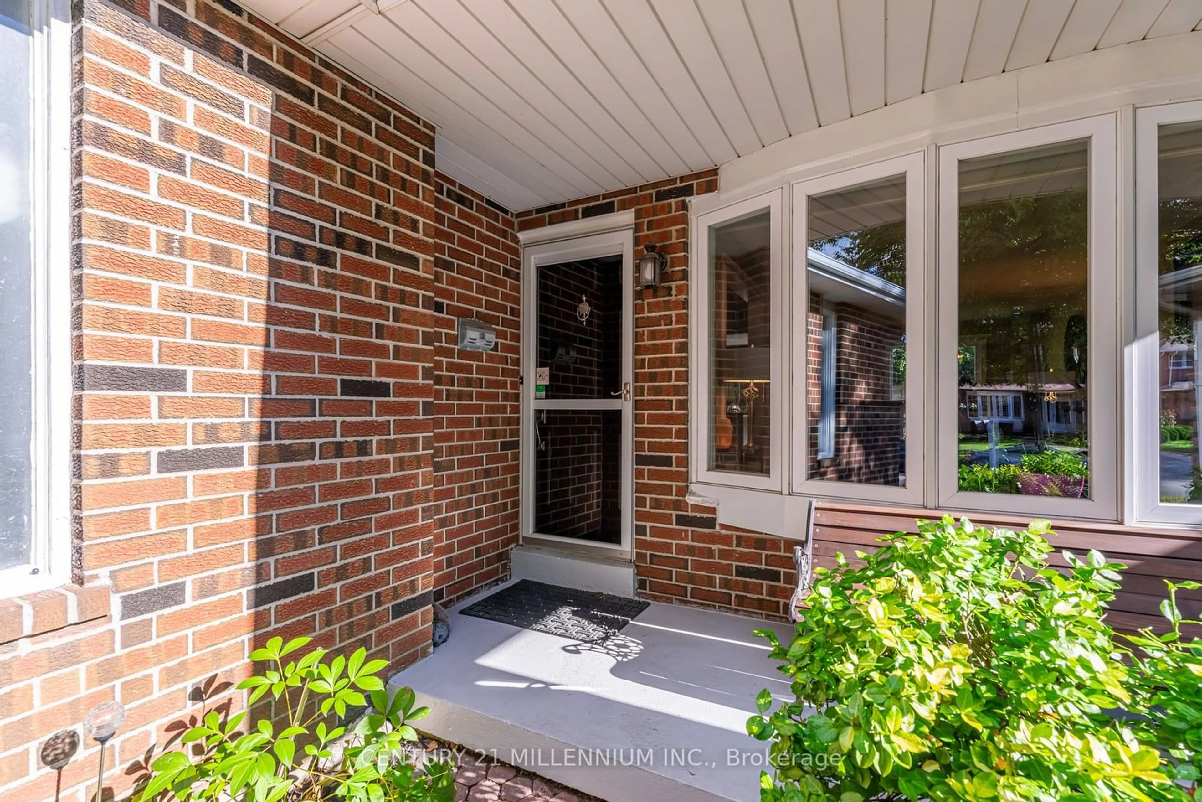 Indoor entryway, wood floors for 46 Tanager Sq, Brampton Ontario L6Z 1X2