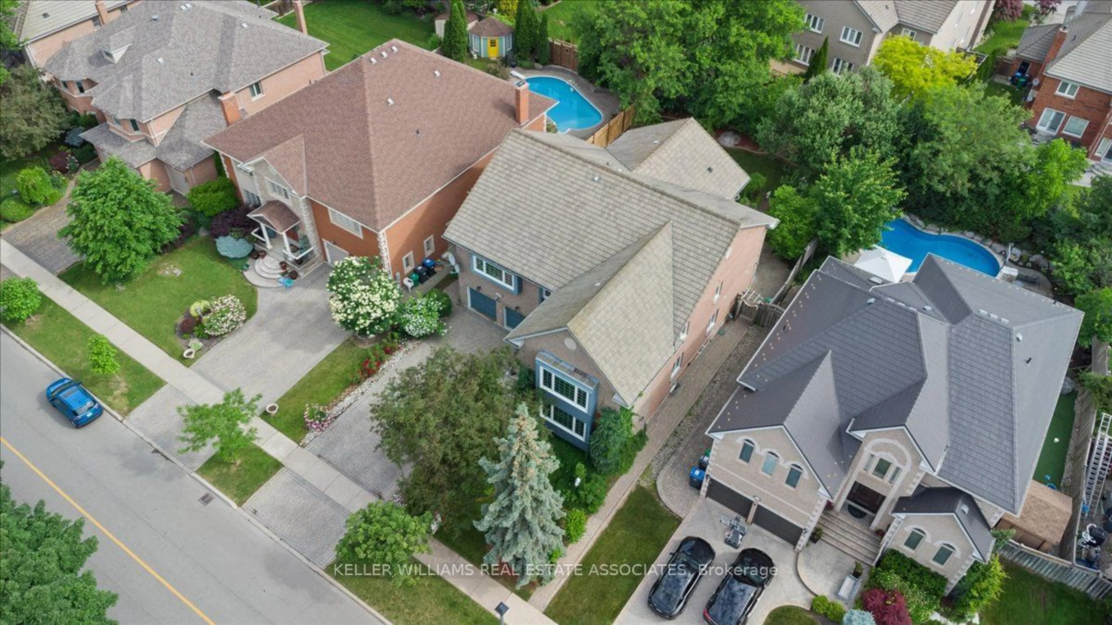 Frontside or backside of a home, the street view for 5187 Forest Hill Dr, Mississauga Ontario L5M 5A5