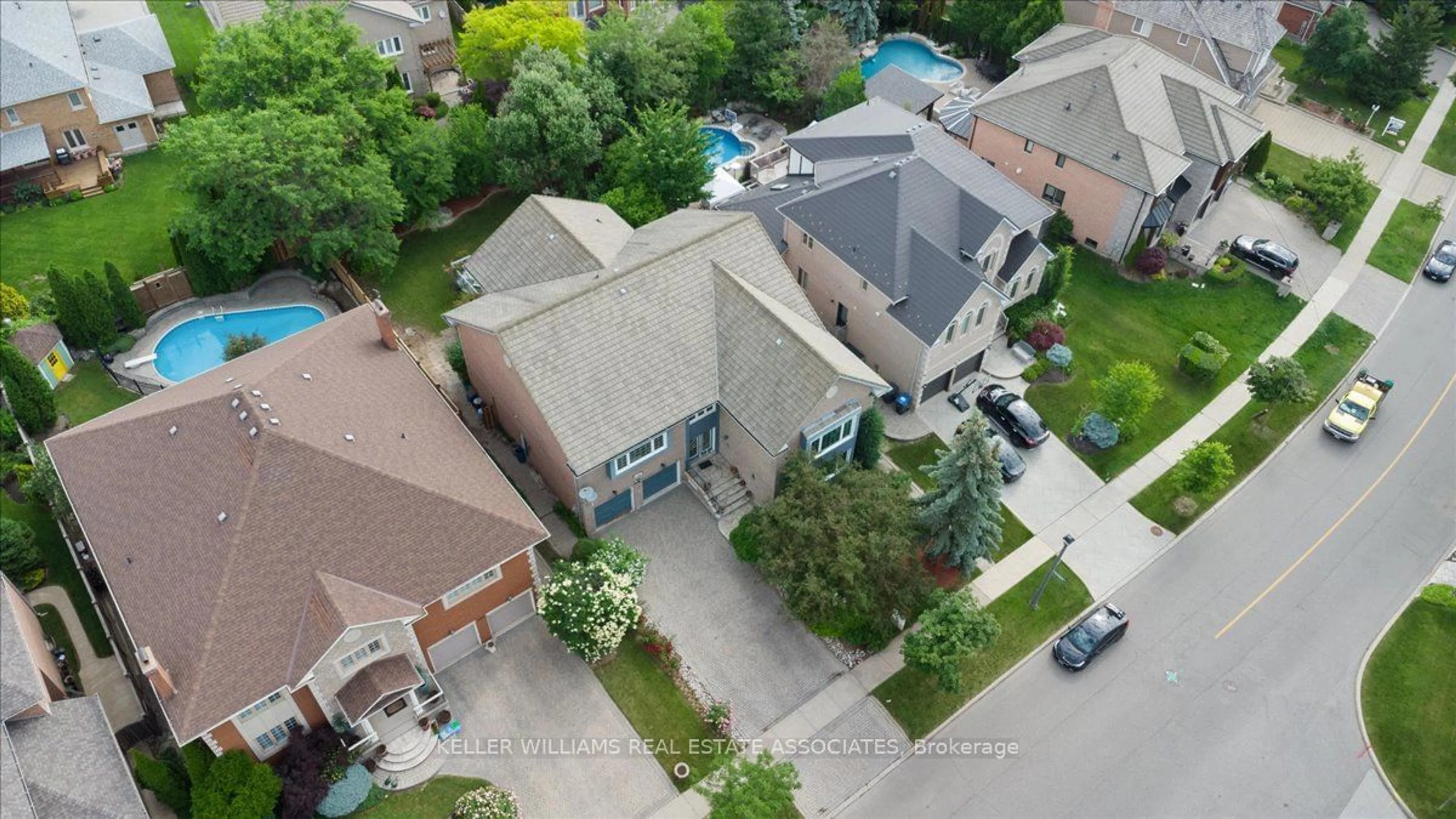 A pic from exterior of the house or condo, the street view for 5187 Forest Hill Dr, Mississauga Ontario L5M 5A5