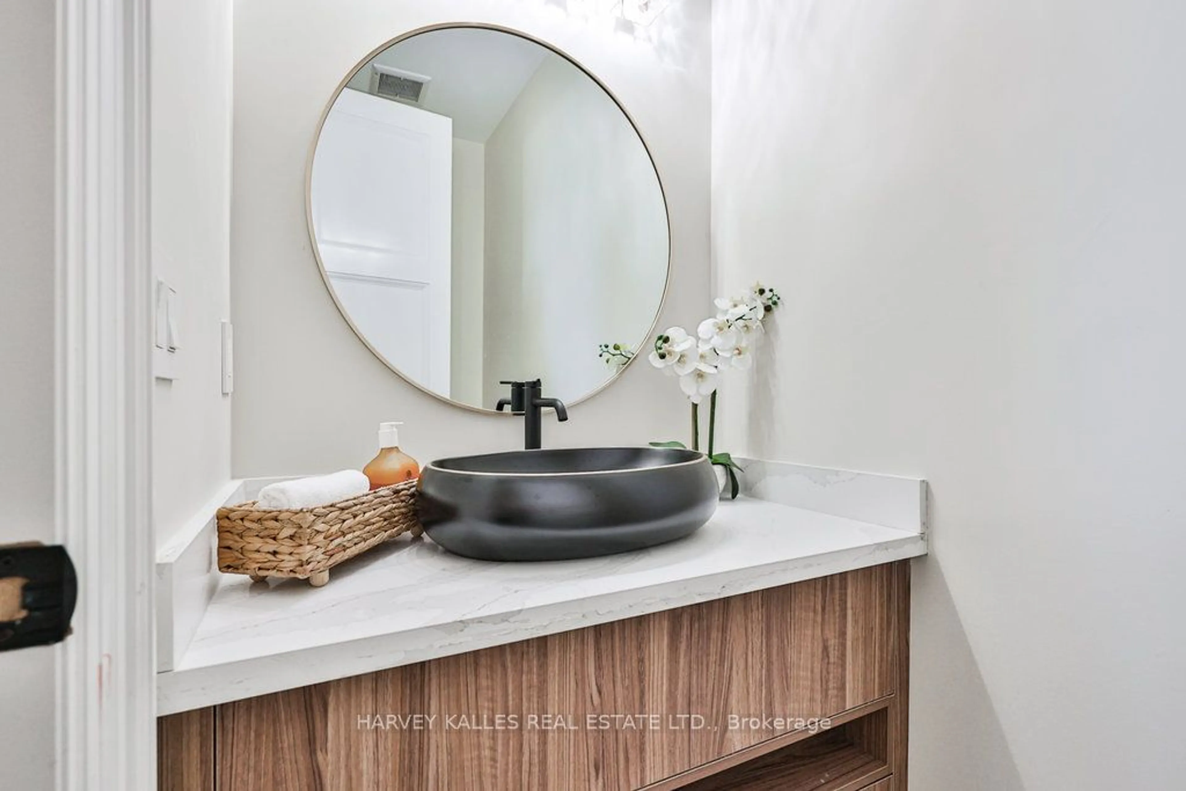 Contemporary bathroom, ceramic floors for 424 Sandlewood Rd, Oakville Ontario L6L 3S2