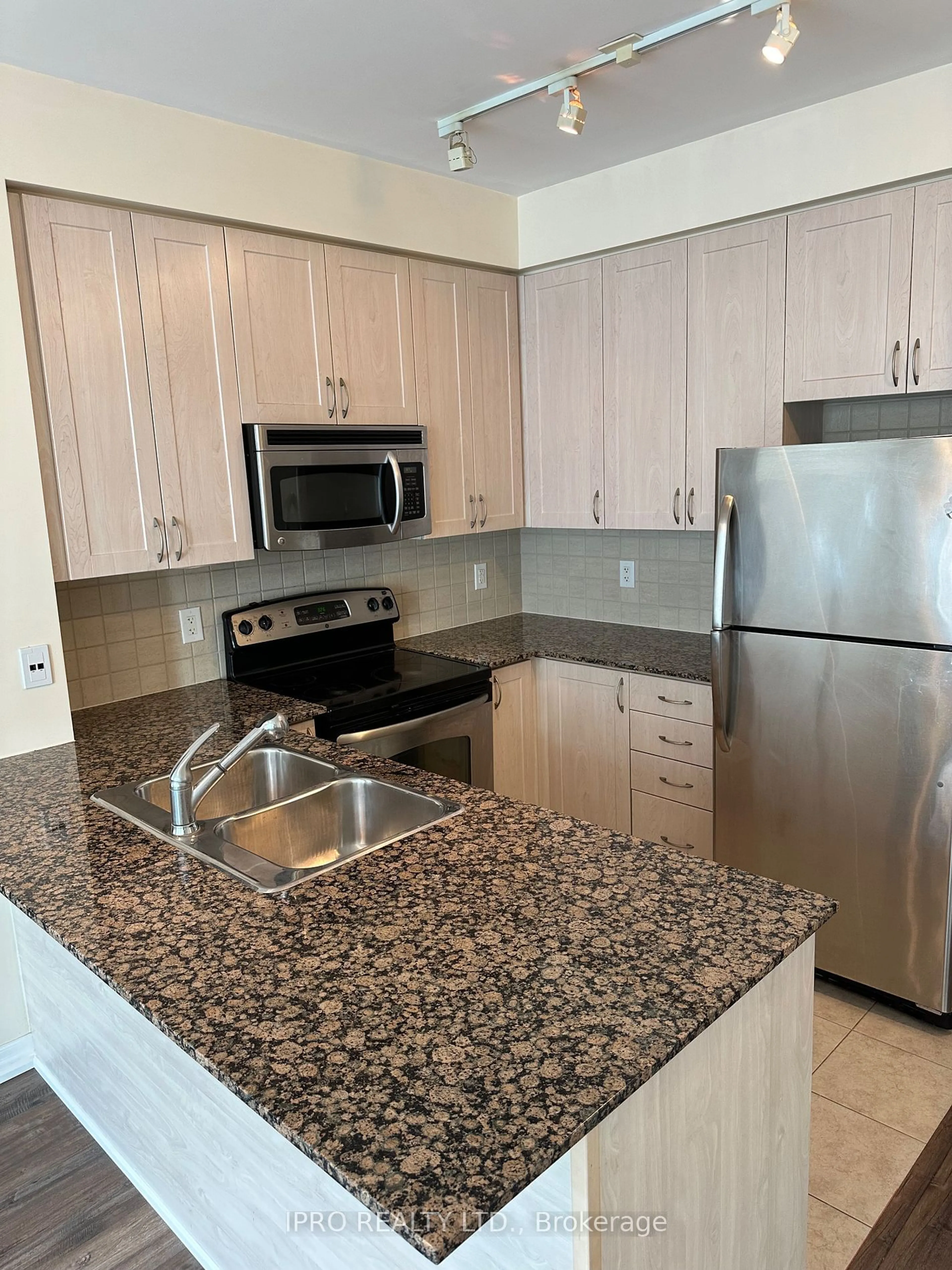 Standard kitchen for 225 Webb Dr #2710, Mississauga Ontario L5B 4P2