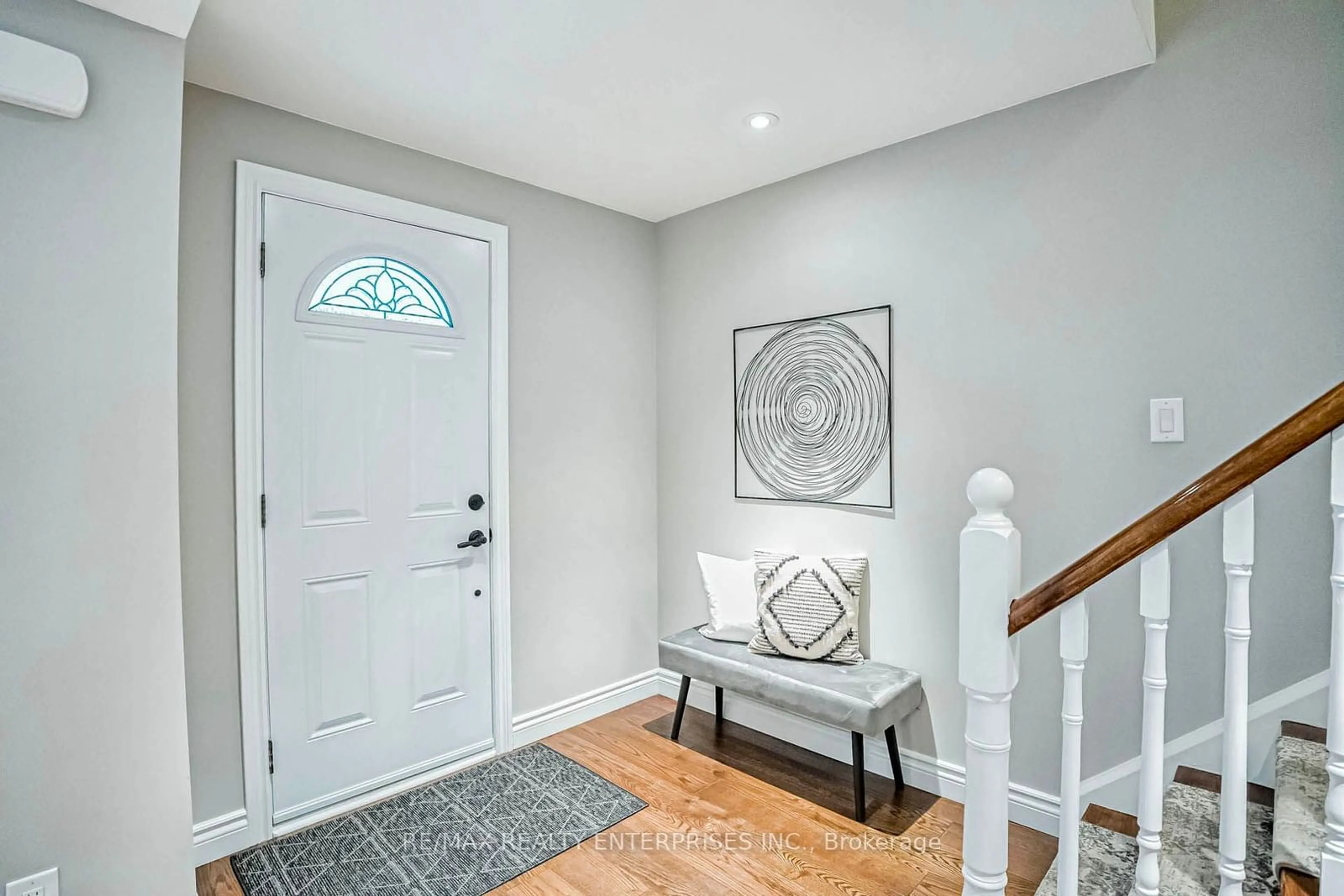 Indoor entryway, wood floors for 1825 Pattinson Cres, Mississauga Ontario L5J 1H6