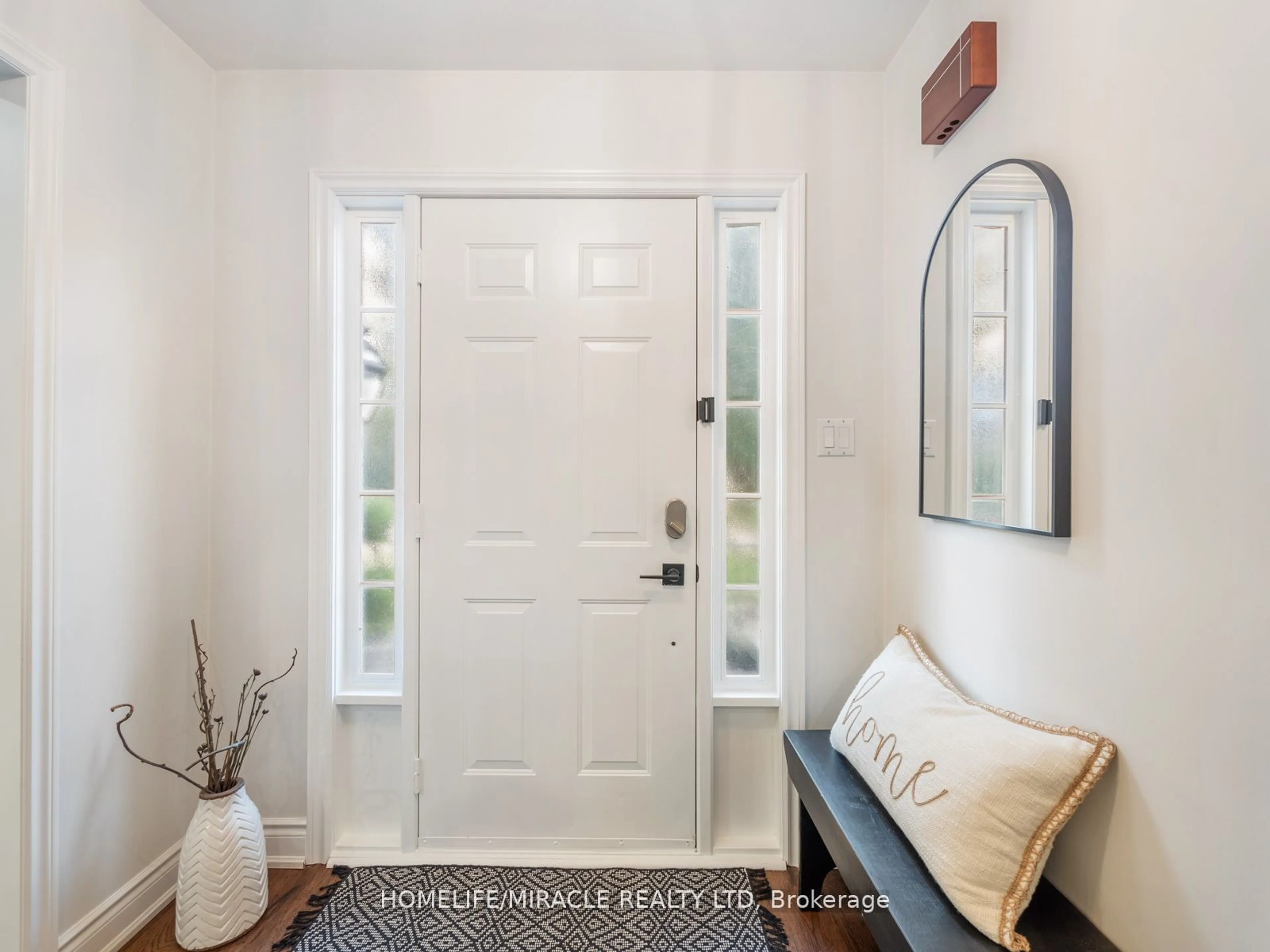 Indoor entryway, wood floors for 521 Oneida Dr, Burlington Ontario L7T 3T9