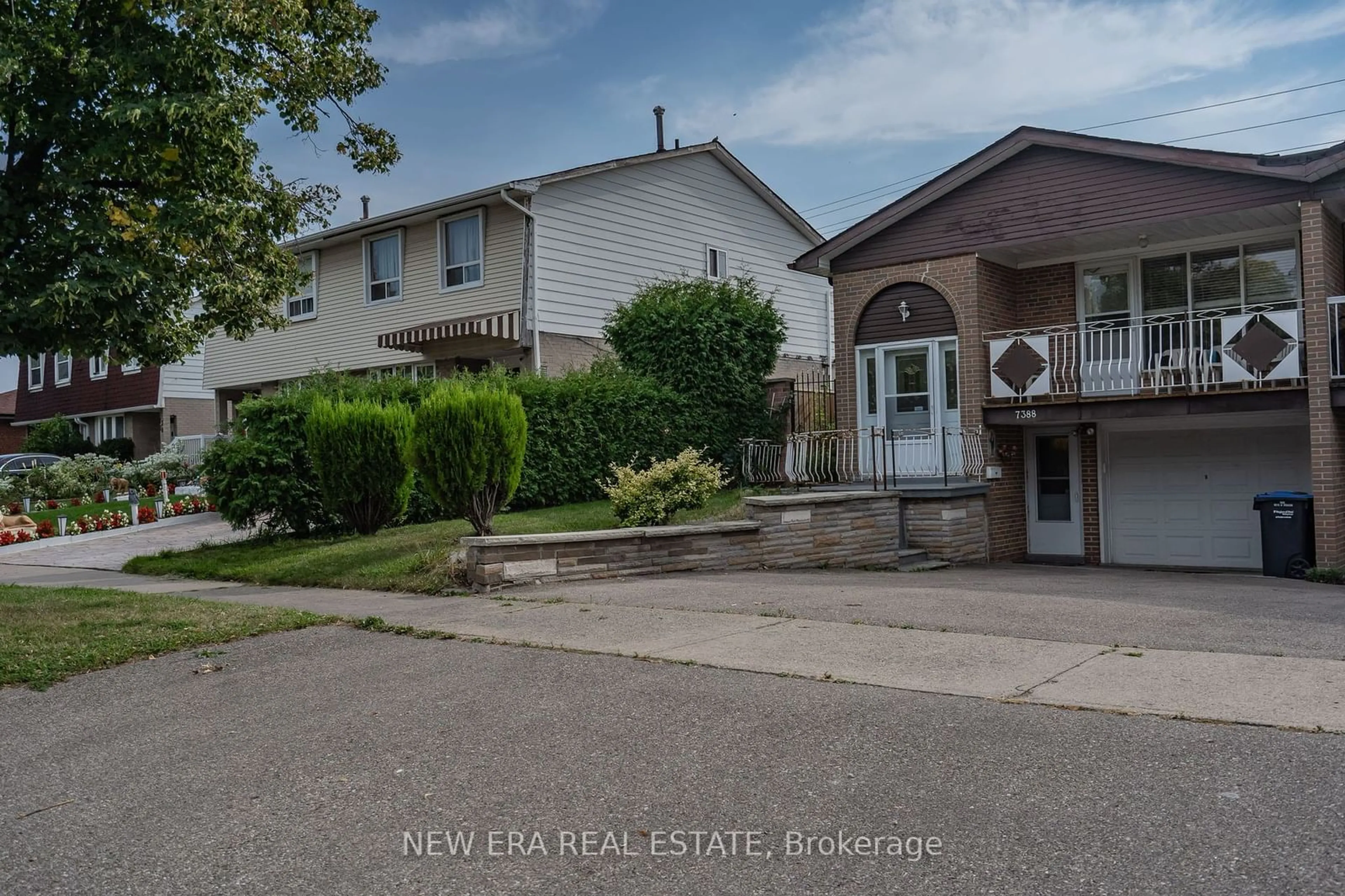 Frontside or backside of a home, the street view for 7388 Sills Rd, Mississauga Ontario L4T 2K1