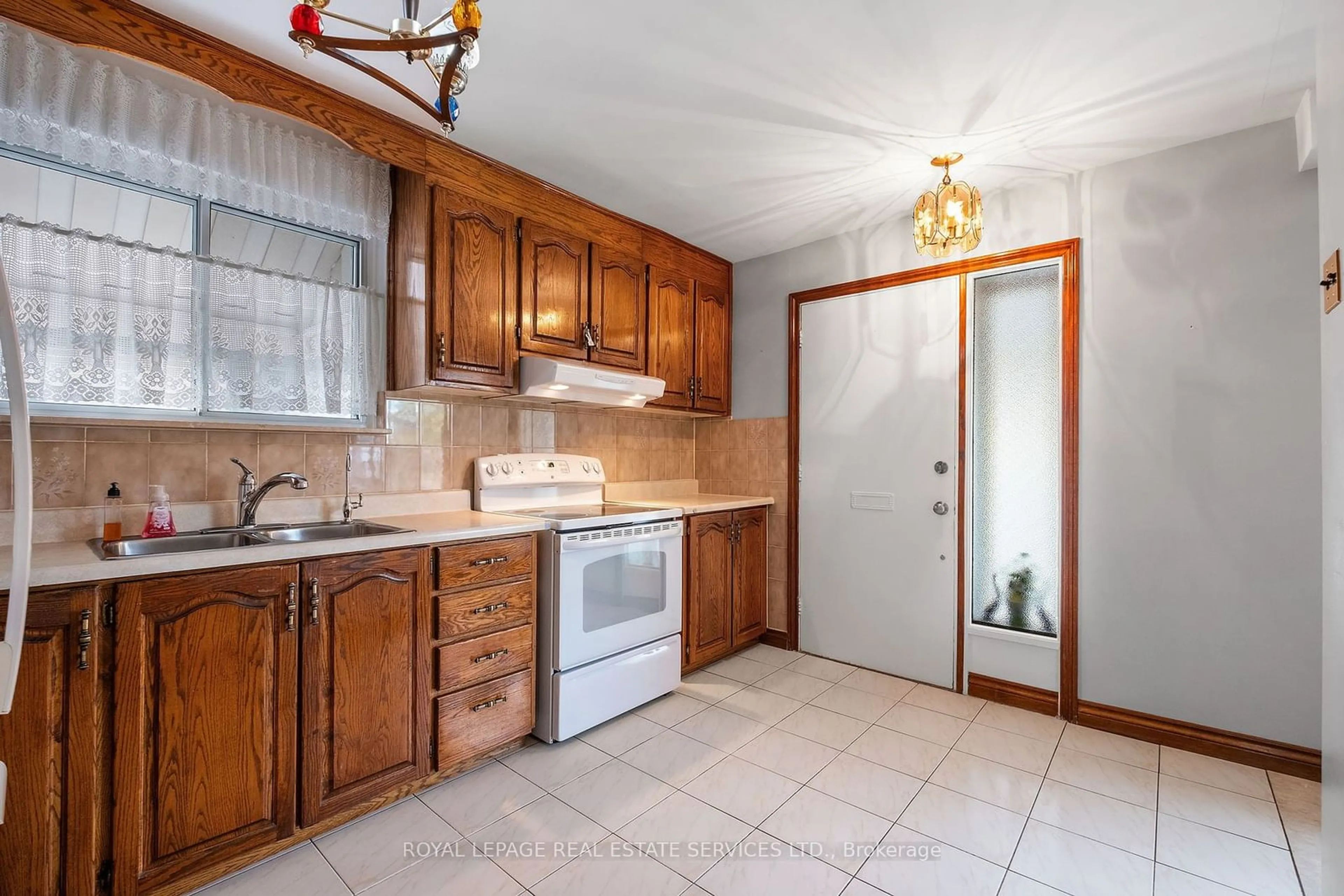 Standard kitchen, wood floors, cottage for 133 Cordella Ave, Toronto Ontario M6N 2K1