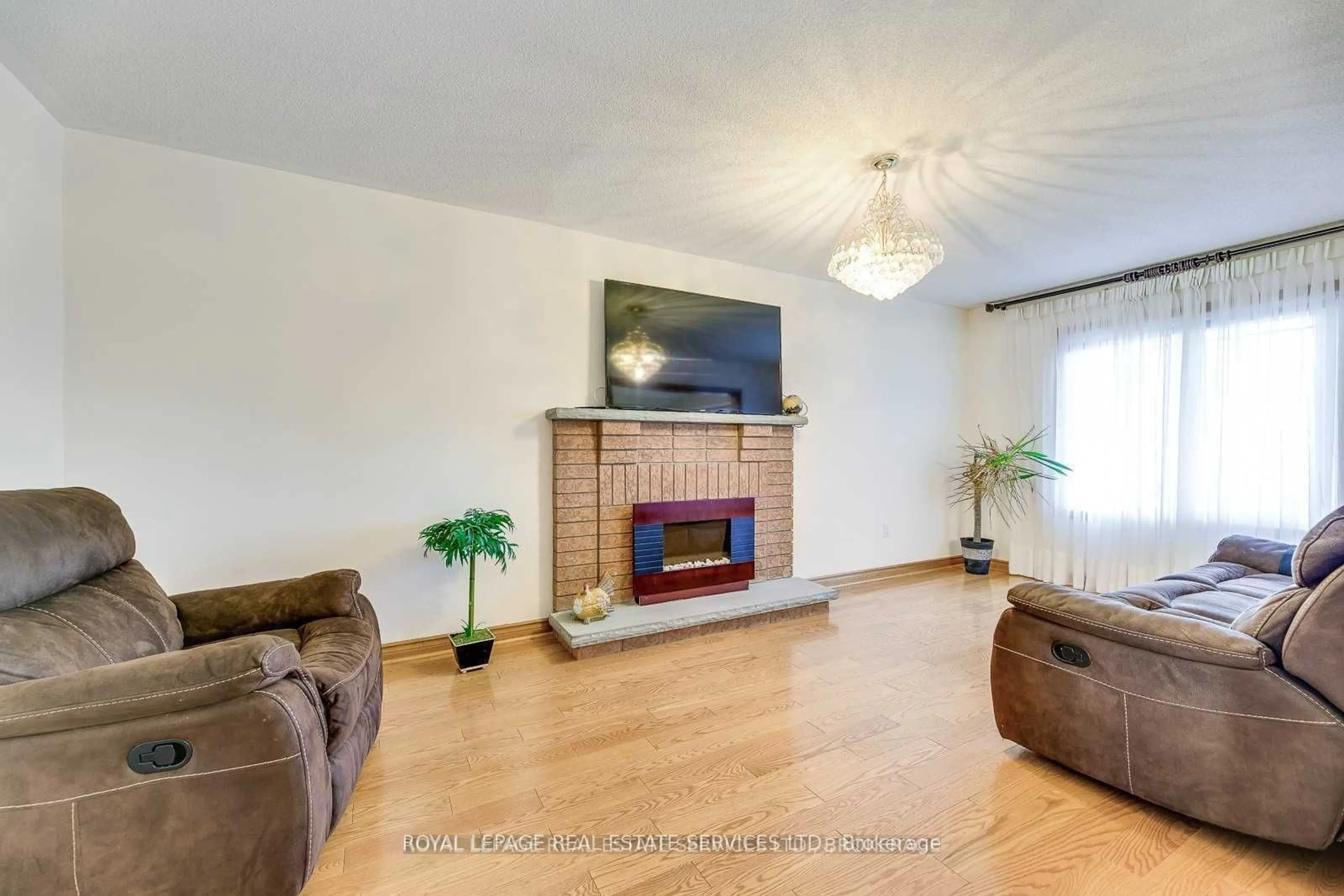 Living room, wood floors for 2627 Comet Crt, Mississauga Ontario L5K 2S1