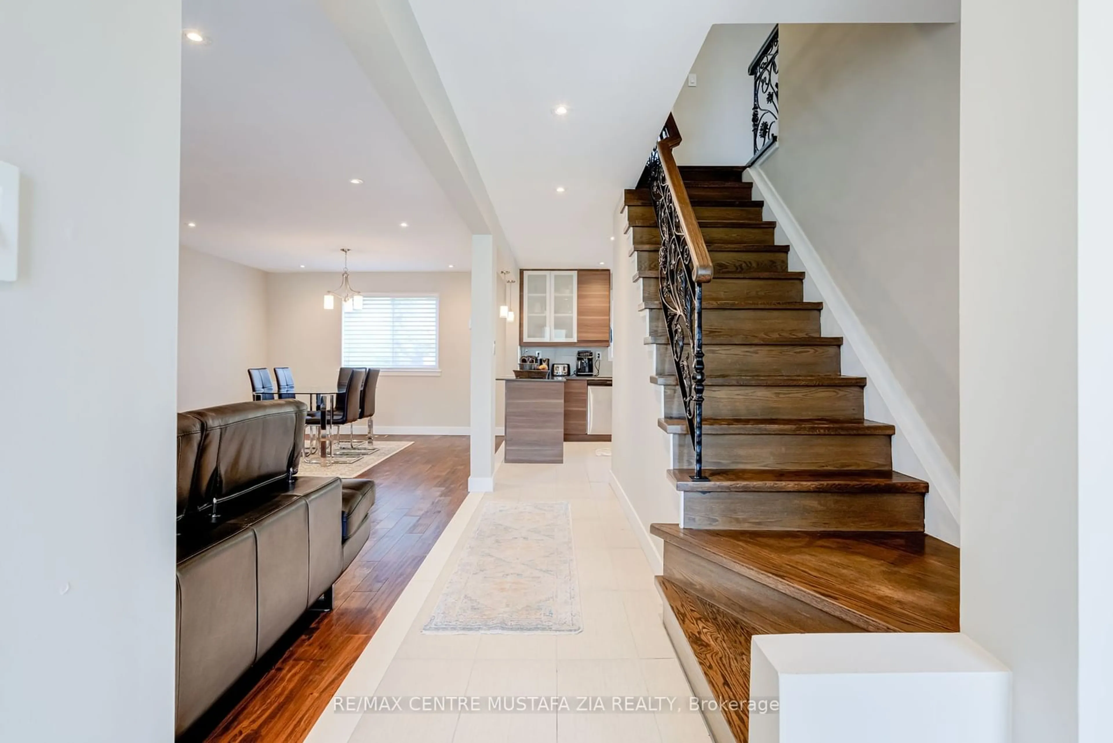 Stairs for 1629 Ogden Ave, Mississauga Ontario L5E 2J2