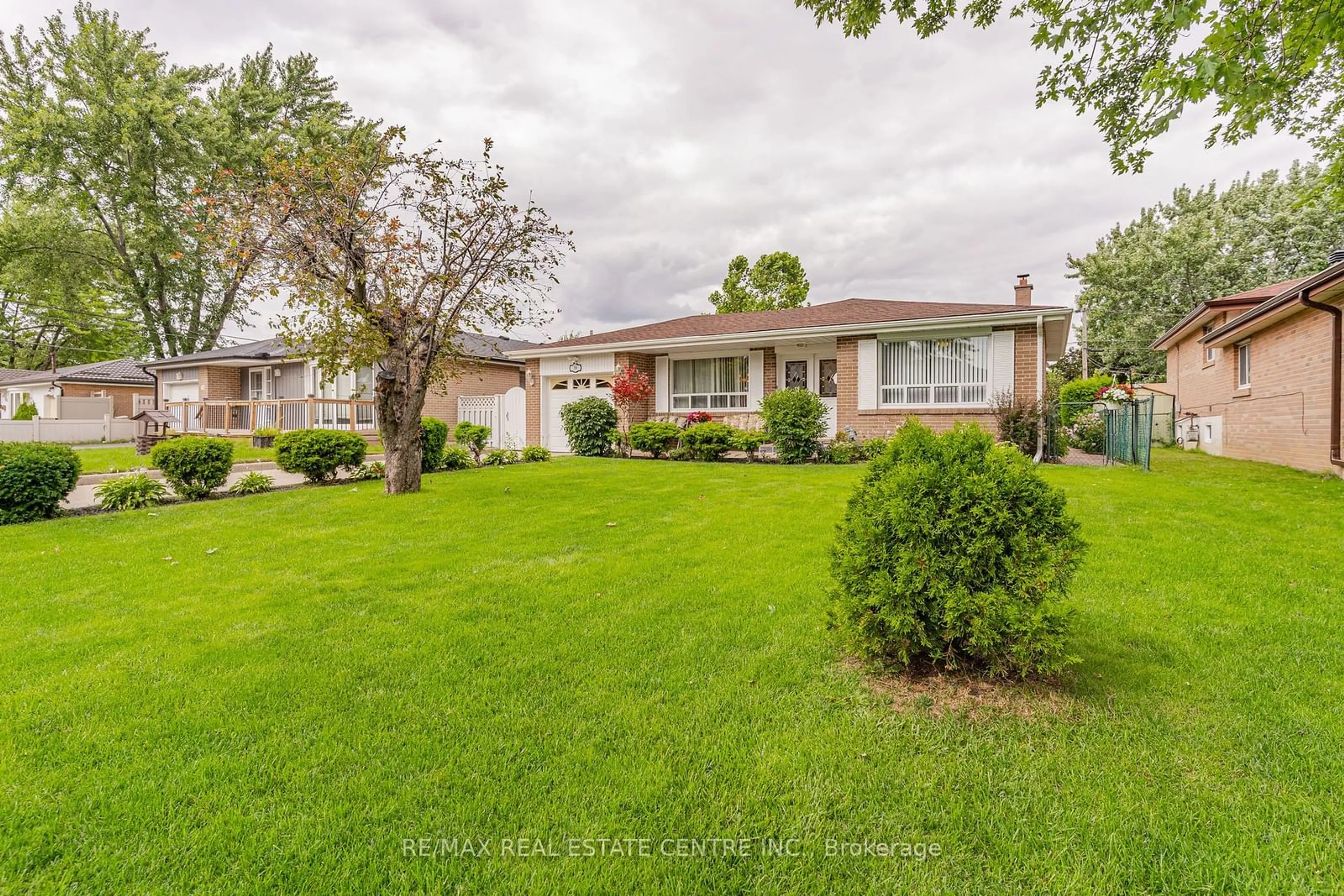 Frontside or backside of a home, the street view for 38 Basildon Cres, Brampton Ontario L6T 2N3