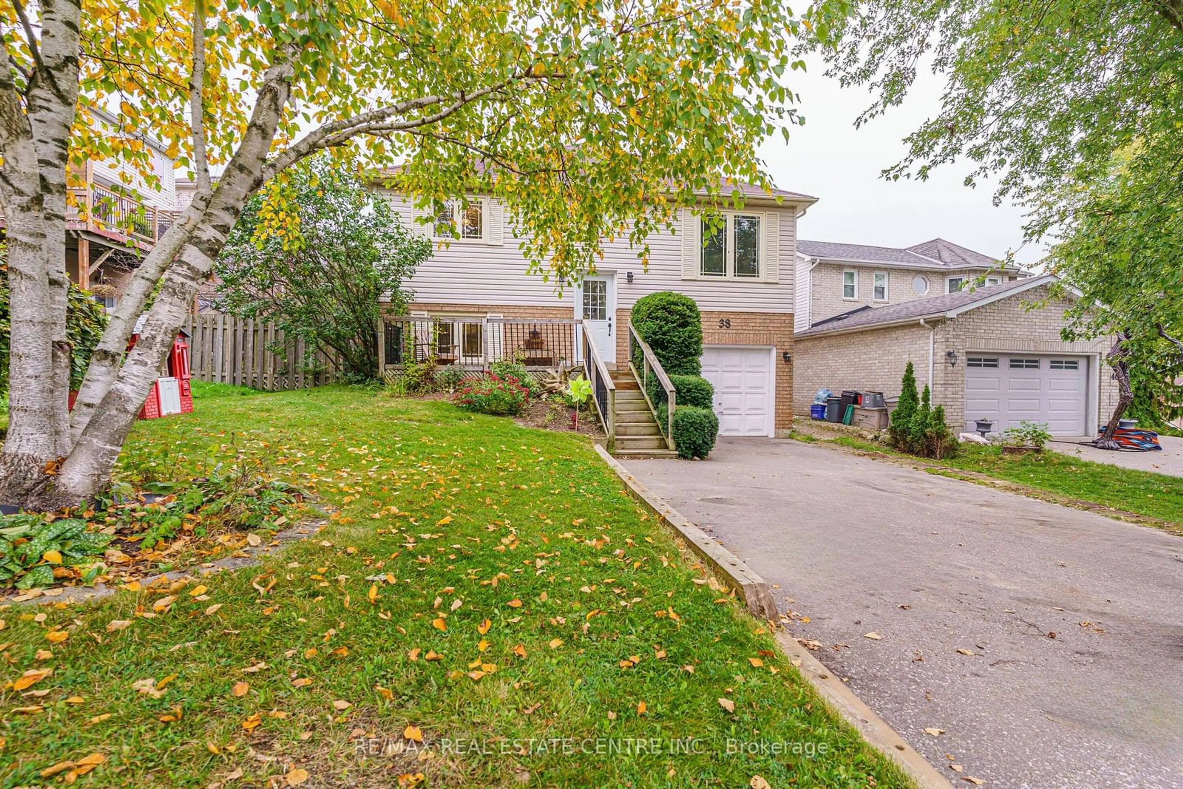 A pic from exterior of the house or condo, the street view for 38 Eastview Cres, Orangeville Ontario L9W 4X3